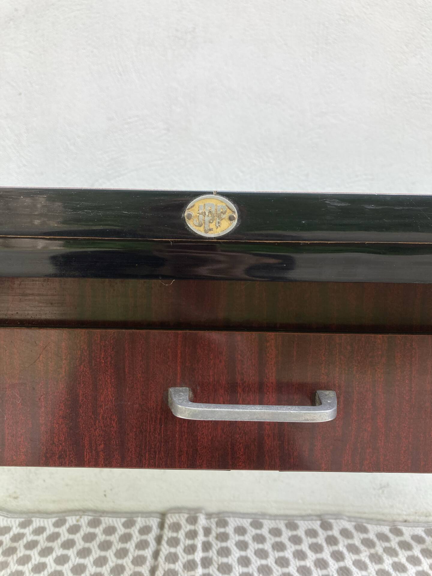 Table Formica jpp couleur lie de vin