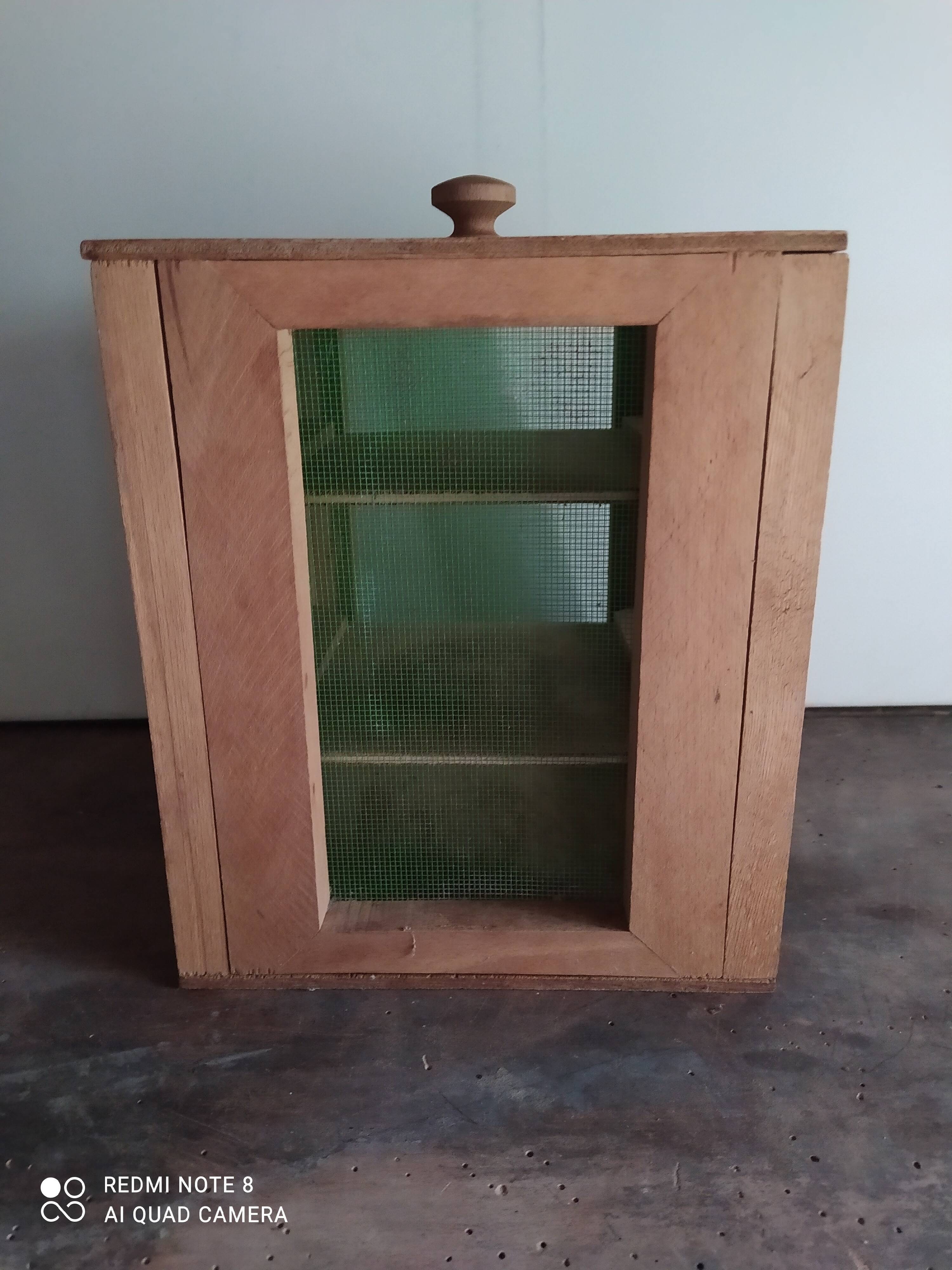 Guillotine cheese maker