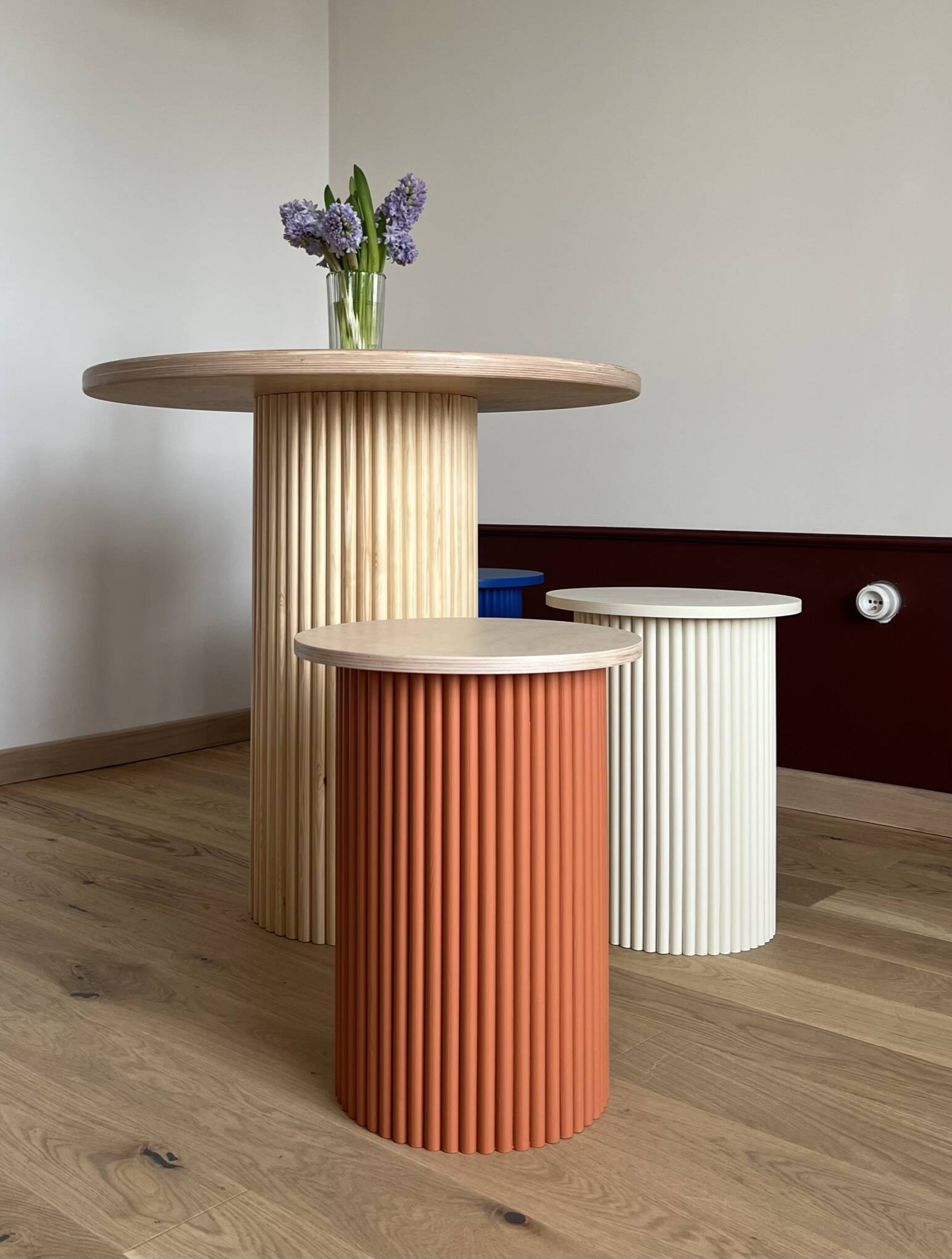 Petite table de chevet bicolore ronde et cannelée