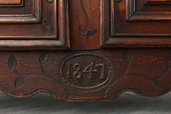 Rare armoire ou buffet provincial sculpté français à belle patine, daté du 18