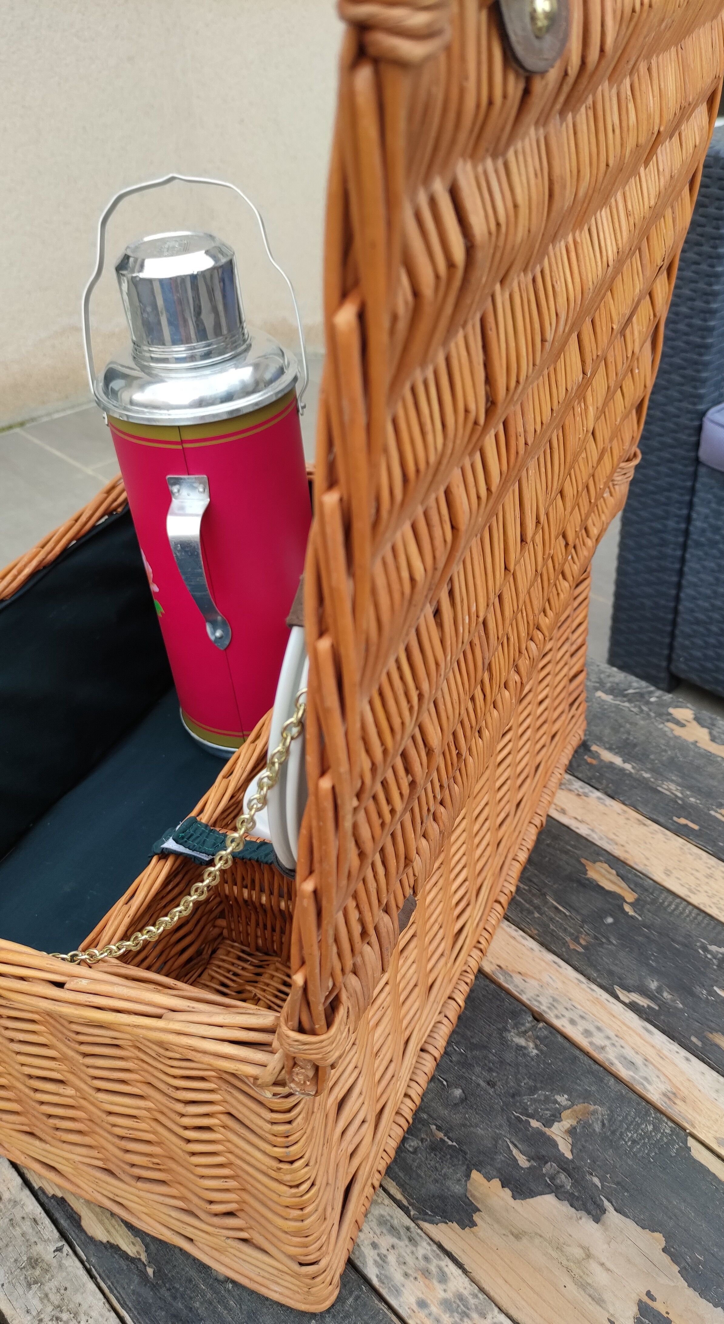 Picnic basket with white porcelain crockery