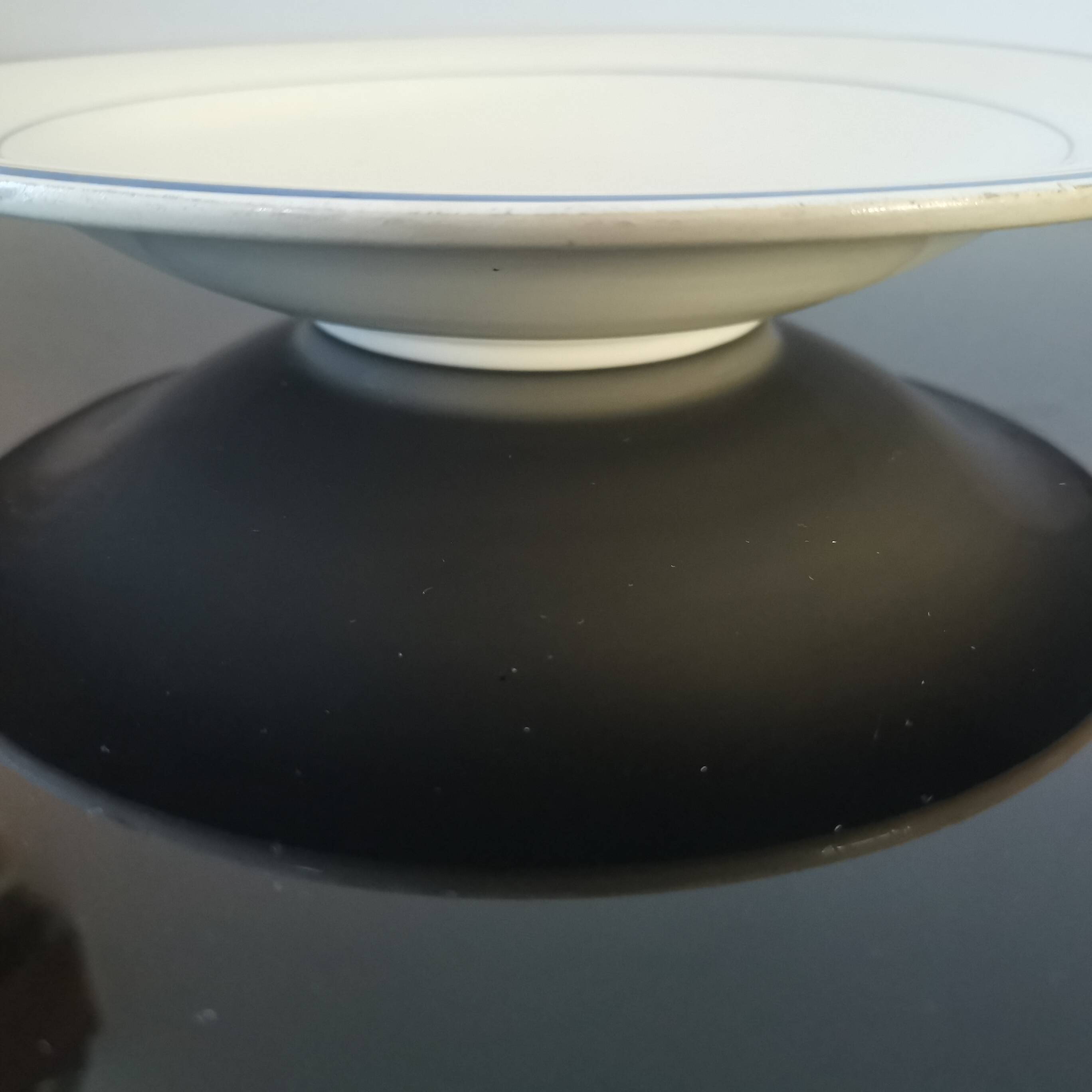 Round dish on shower stand model Louvois, Moulin des Loups Orchies 1950s