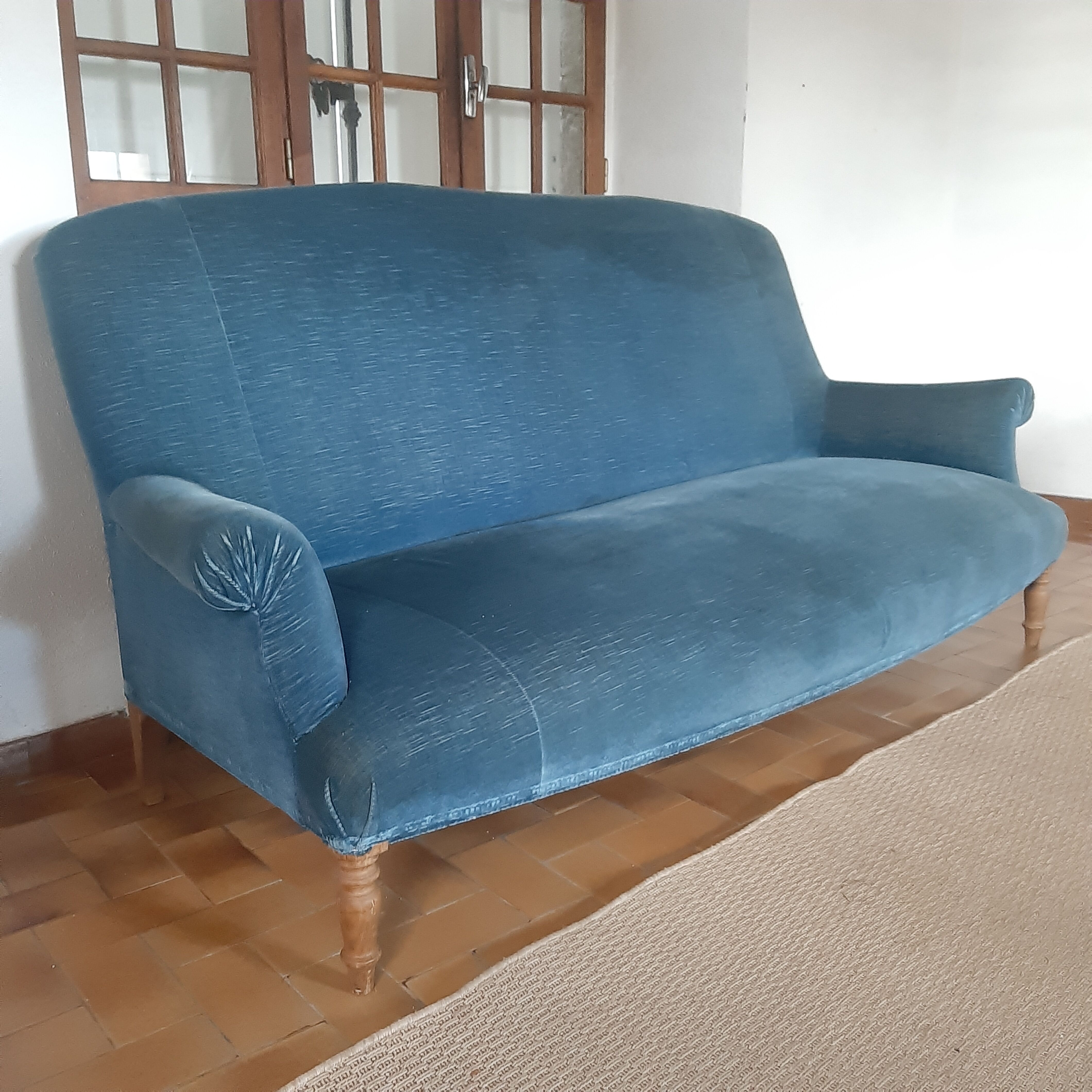 Sofa and its two vintage armchairs in blue velvet
