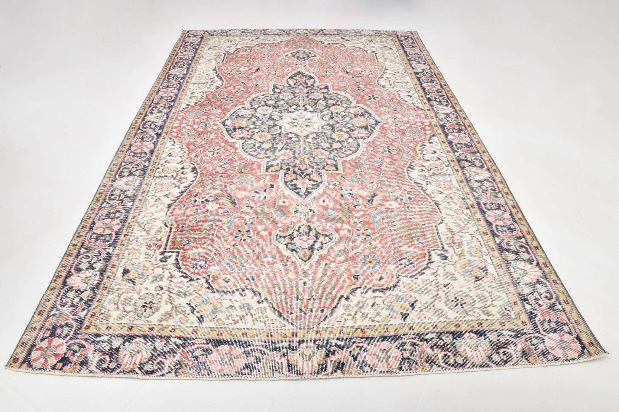 Tapis oriental persan rouge et bleu marine, 207 x 315 cm