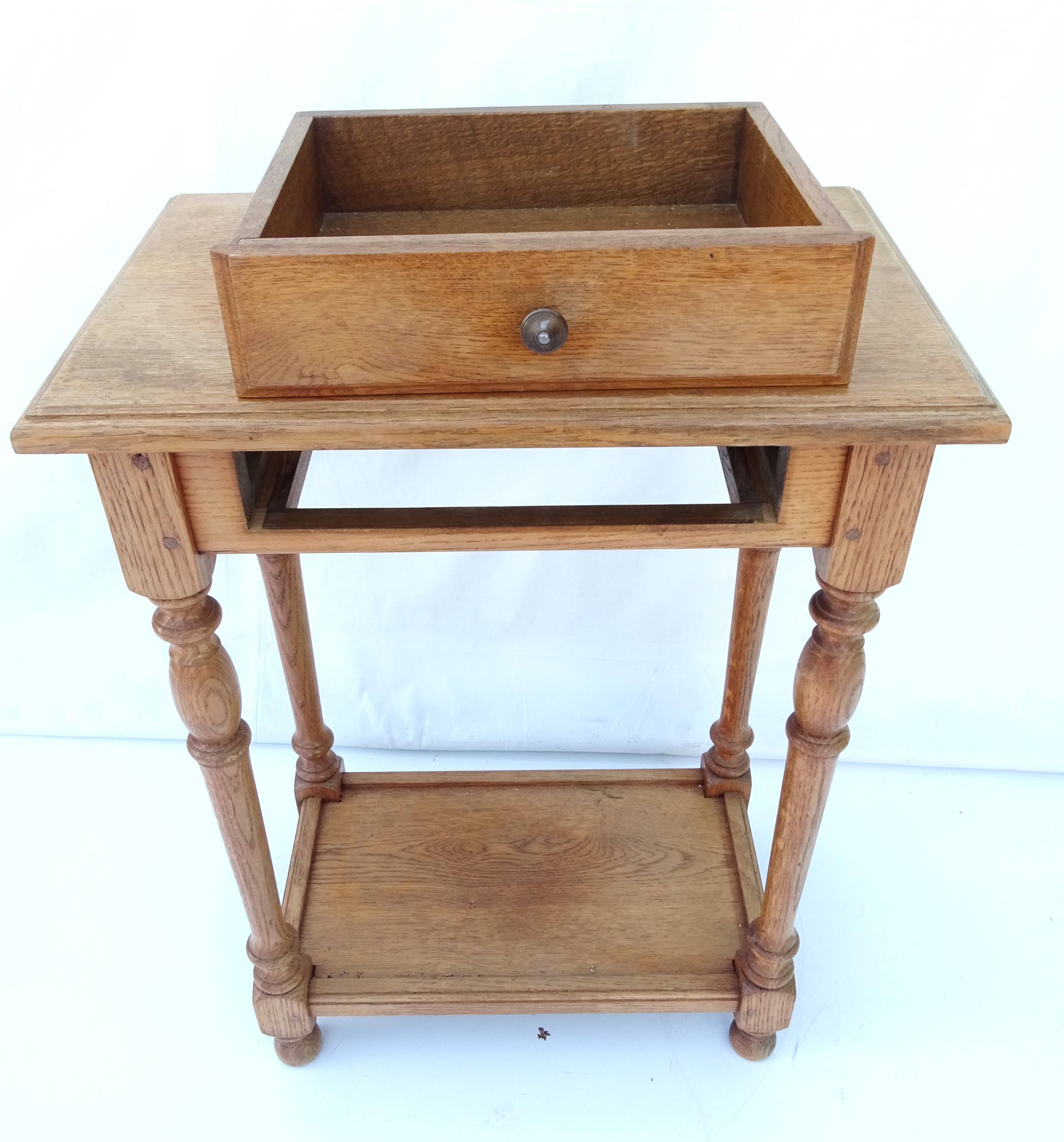 Console ou table d'appoint en bois massir teinté chêne clair