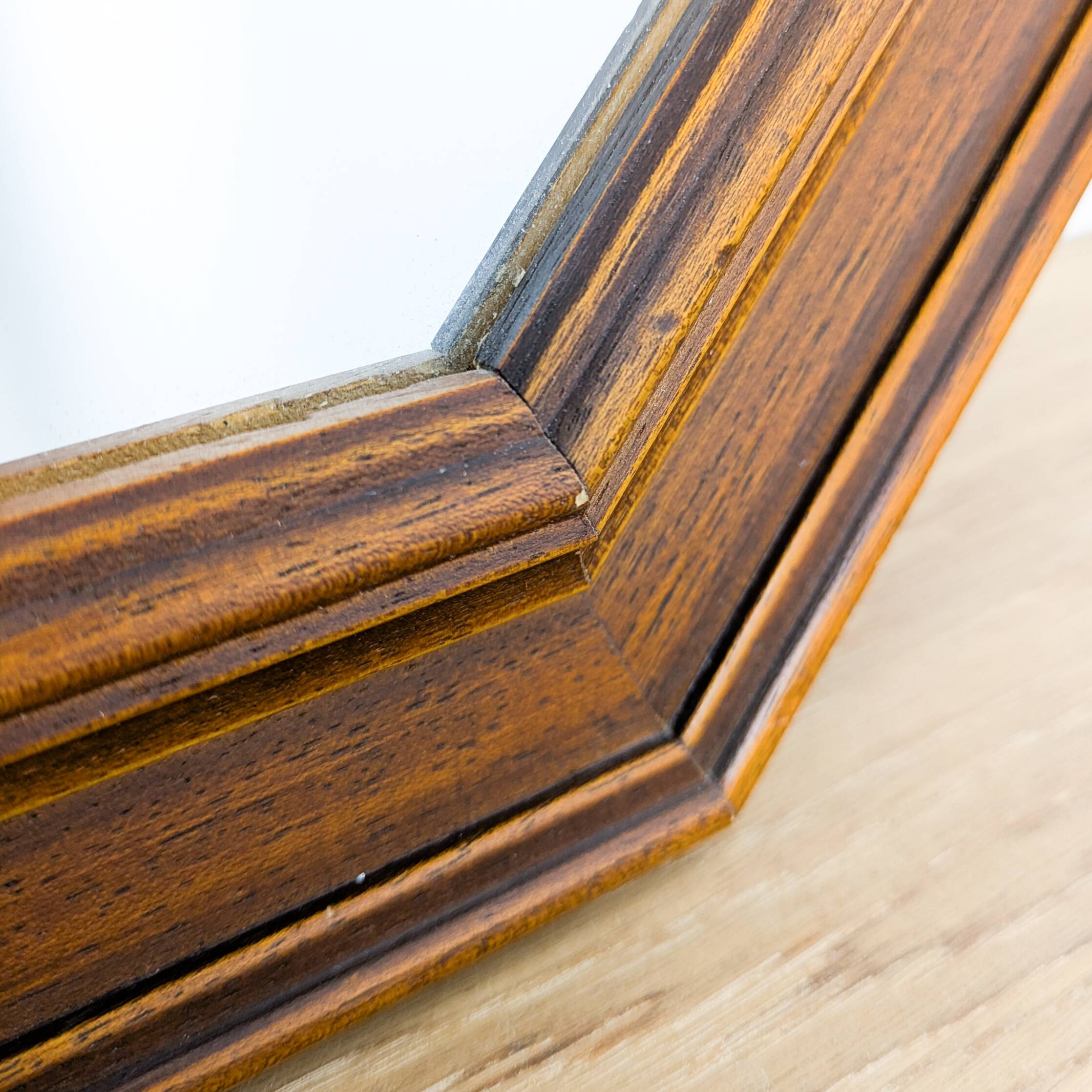 Miroir vintage octogonal en bois massif avec détails sculptés