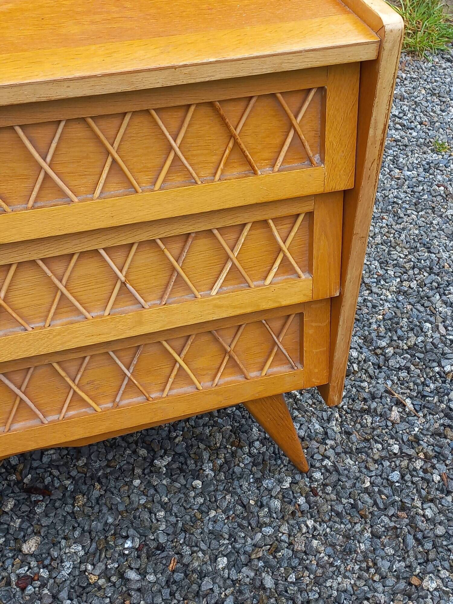 Vintage chest of drawers in light oak and rattan with tapered legs, 3 drawers from the 1950s.