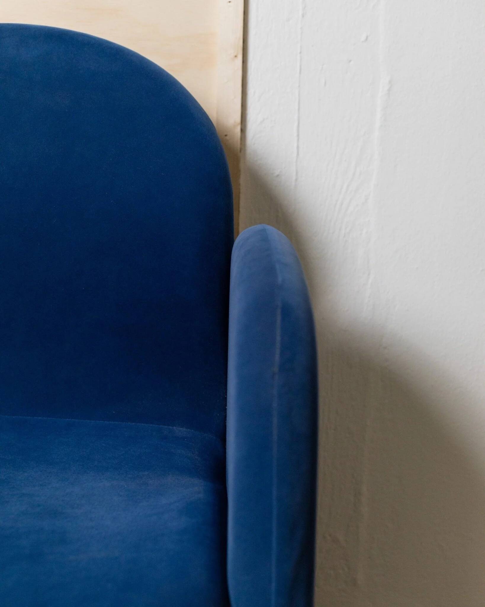 Paire de fauteuils en velours bleu avec pieds ronds en acrylique - design italien des années 1970.