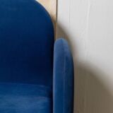 Paire de fauteuils en velours bleu avec pieds ronds en acrylique - design italien des années 1970.