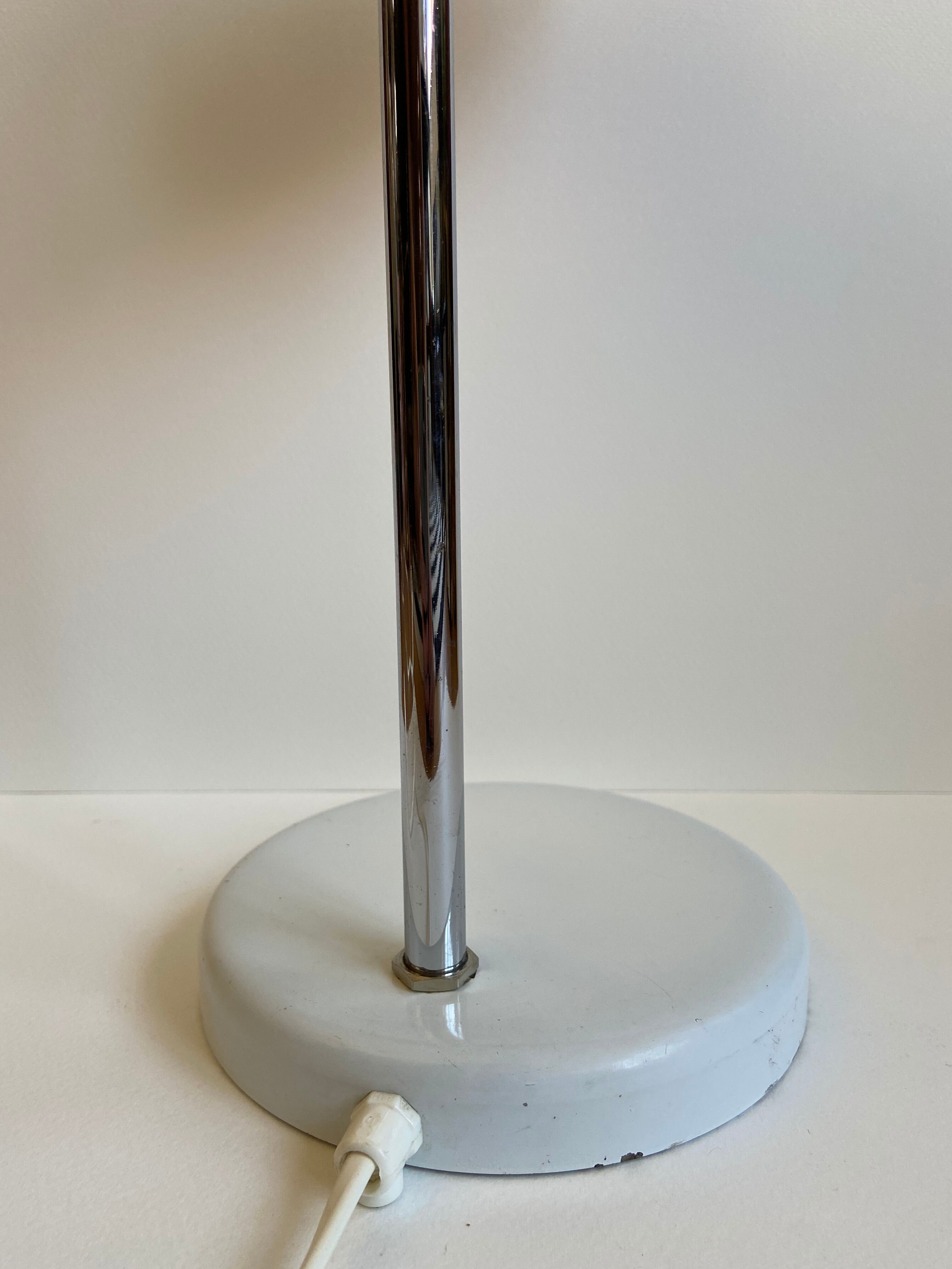 Lampe de bureau en métal blanc