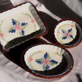 Set of 3 porcelain dishes with floral decorations, with wicker supports.