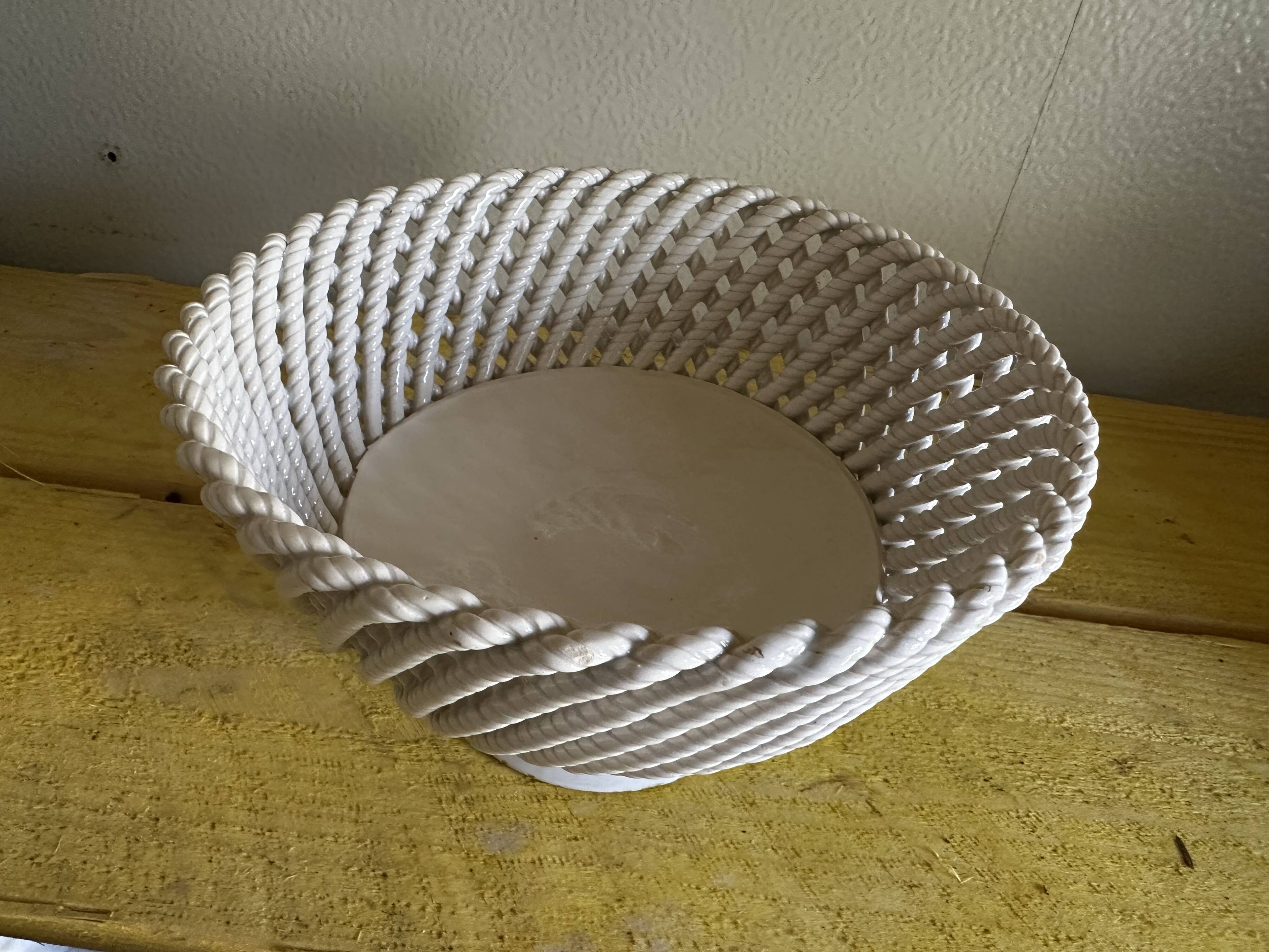 Mid-century woven ceramic basket / empty pocket, diameter 19 cm