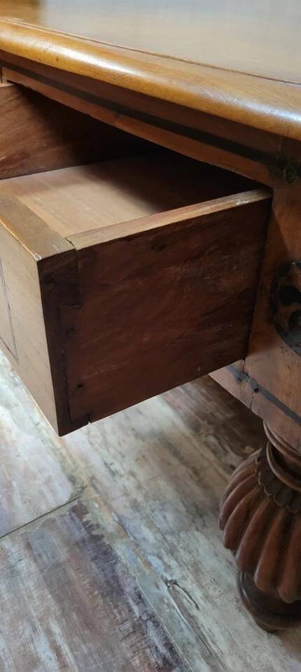 Very large English style coffee table in walnut from the 20th century