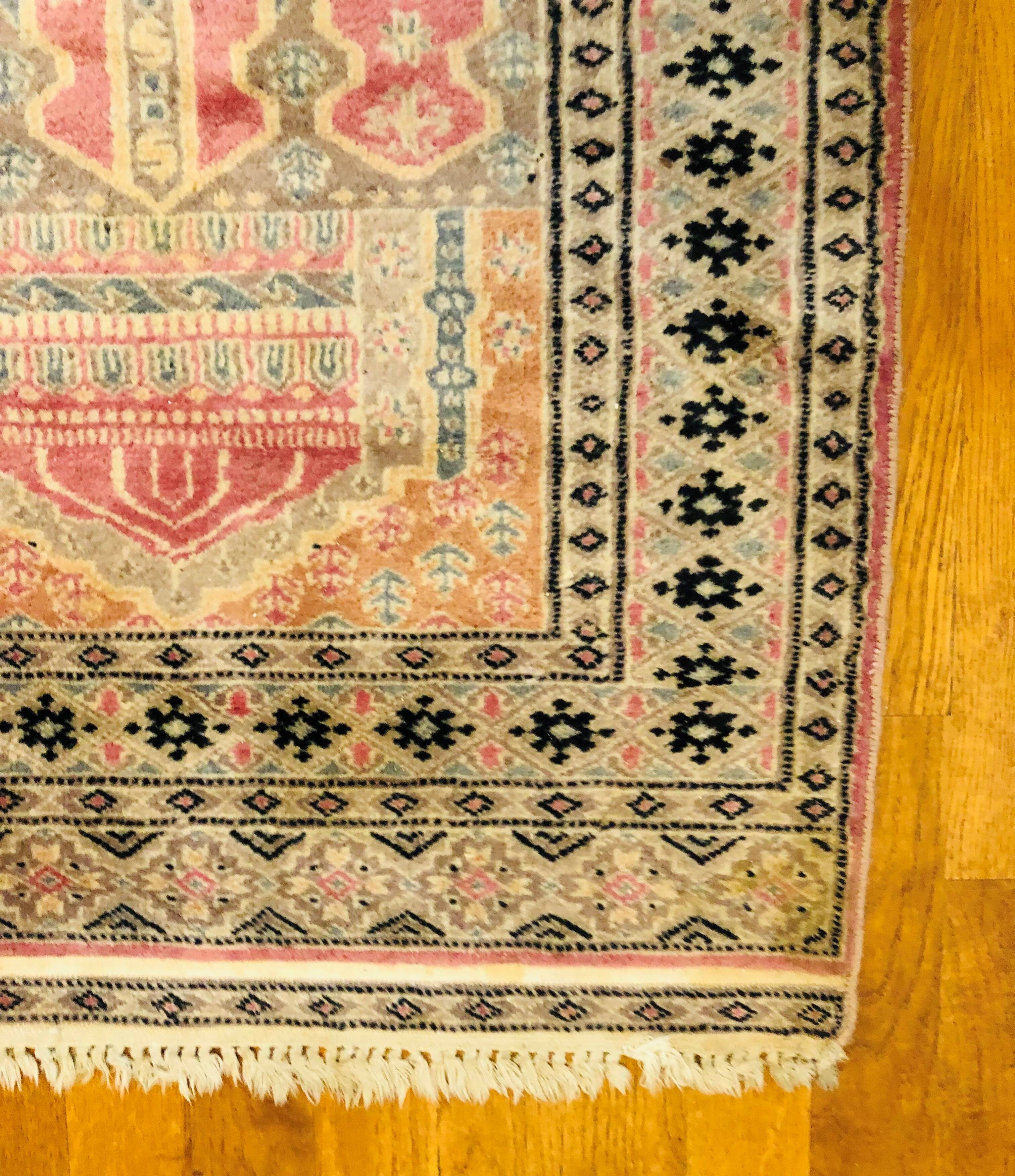 Wool and silk carpet 129 x 76 cm