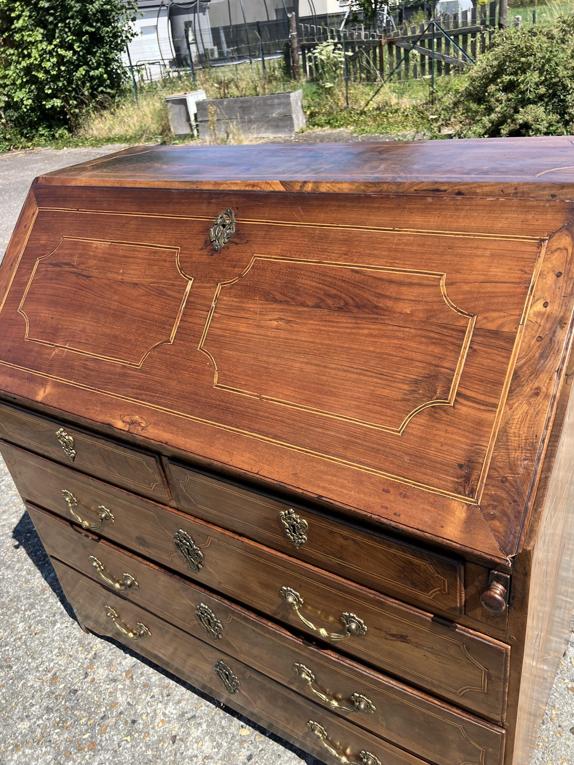 Writing cabinet, masterpiece of marquetry in solid cherry wood, late 18th, early 19th century.