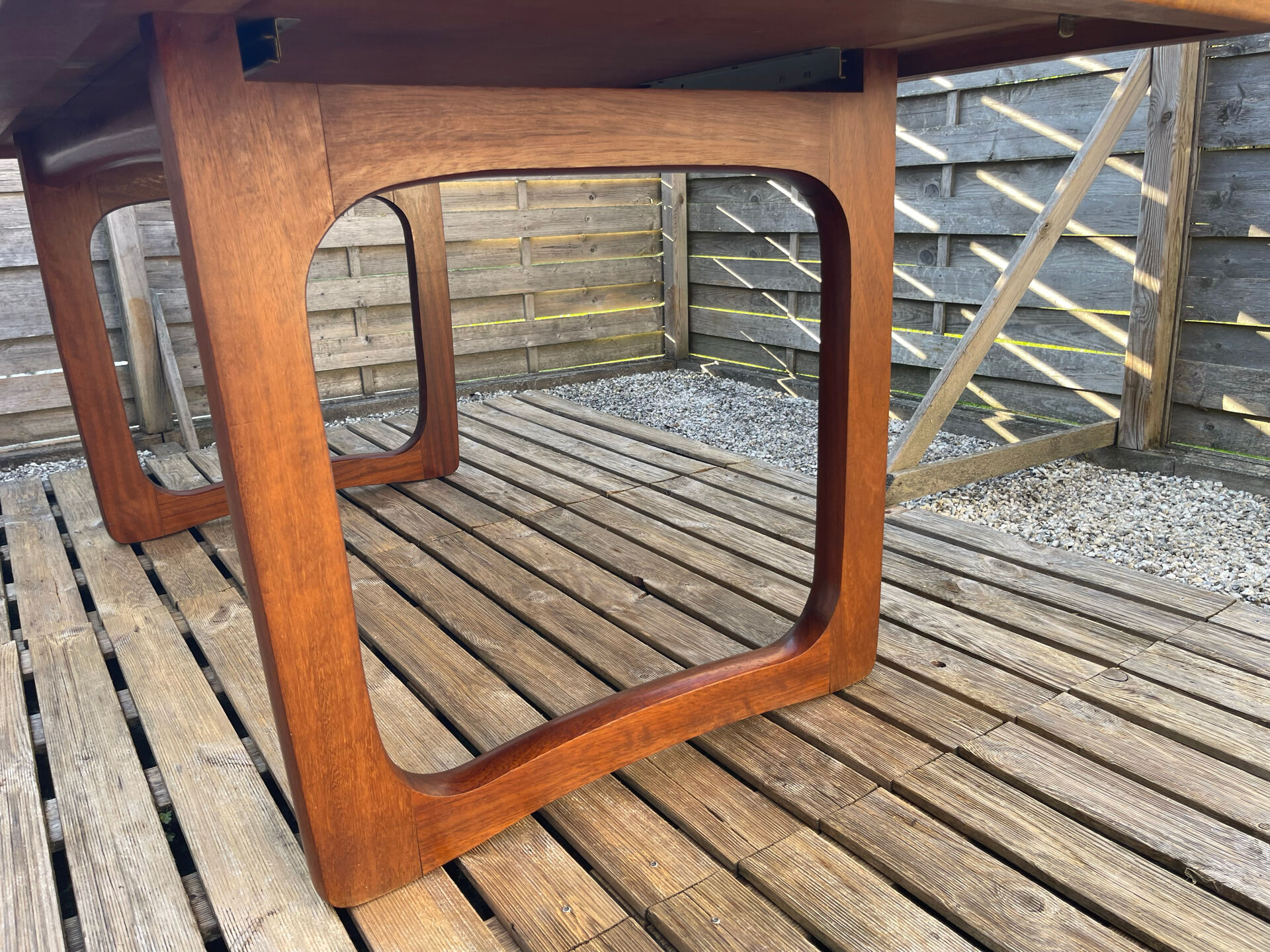 Table extensible en teck, pied traîneau