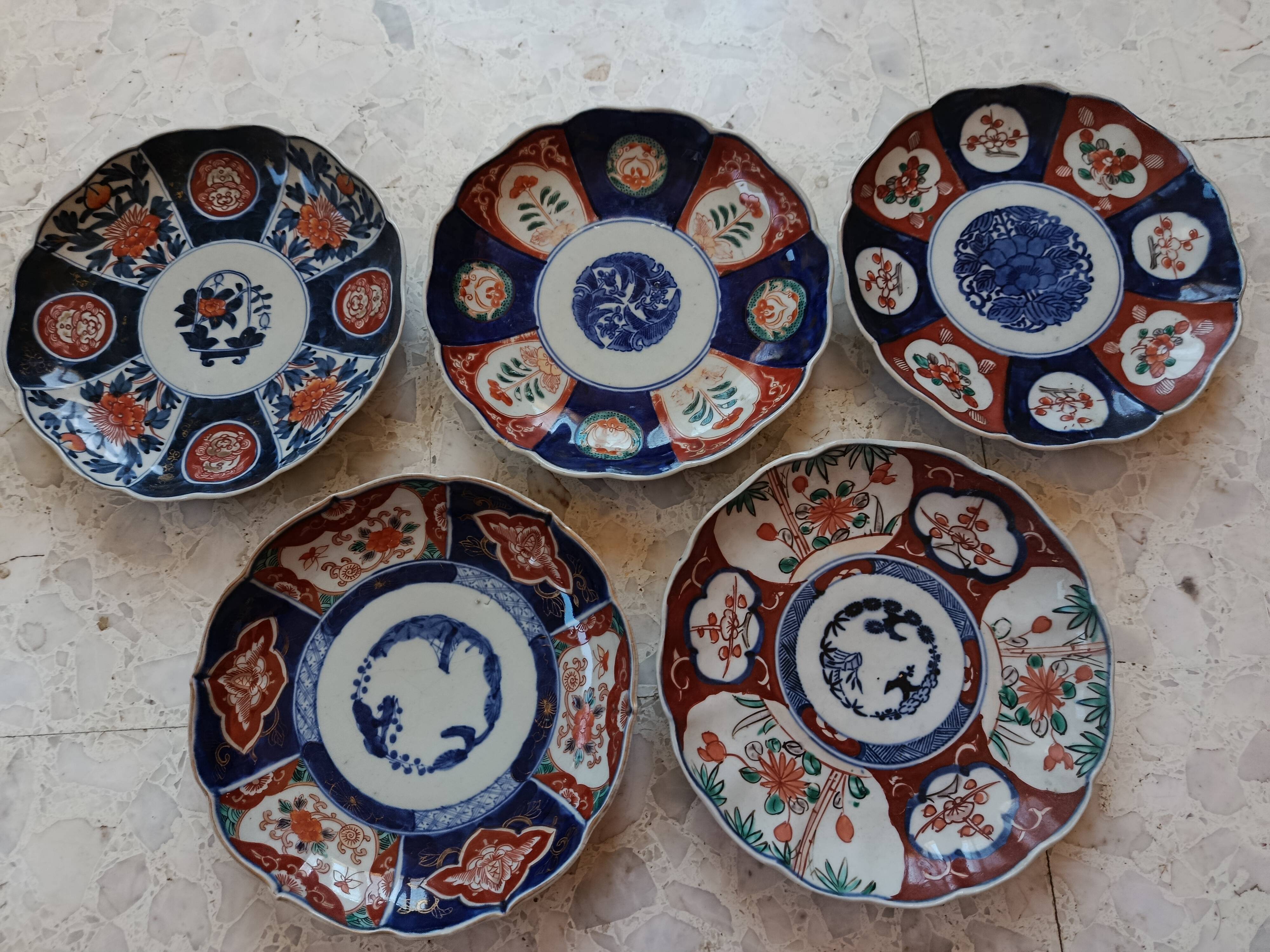 5 IMARI PLATES JAPAN 19th century scalloped floral motifs, FUKI CHOSHUN Arita