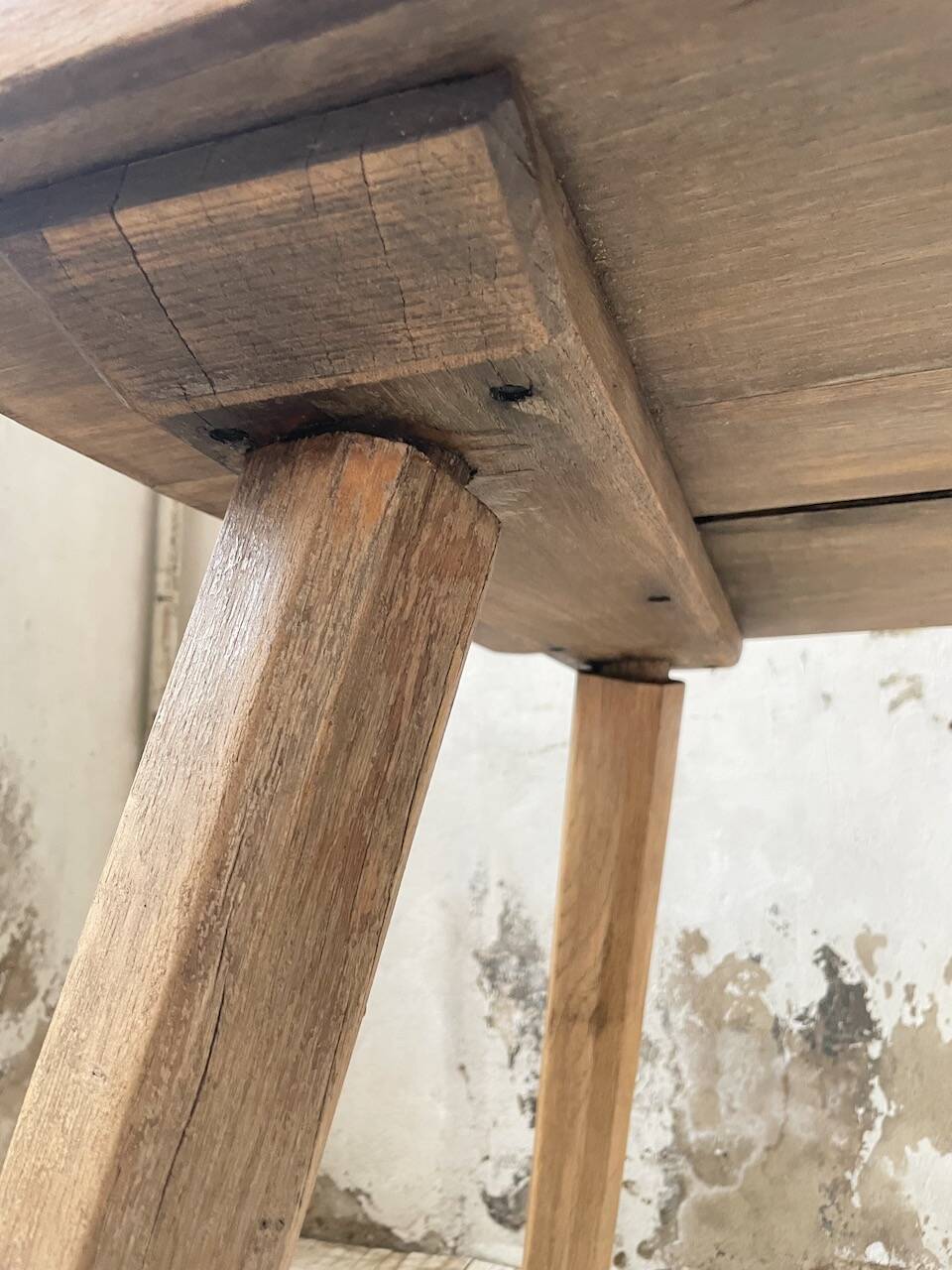 Table brutaliste savoyarde en chêne