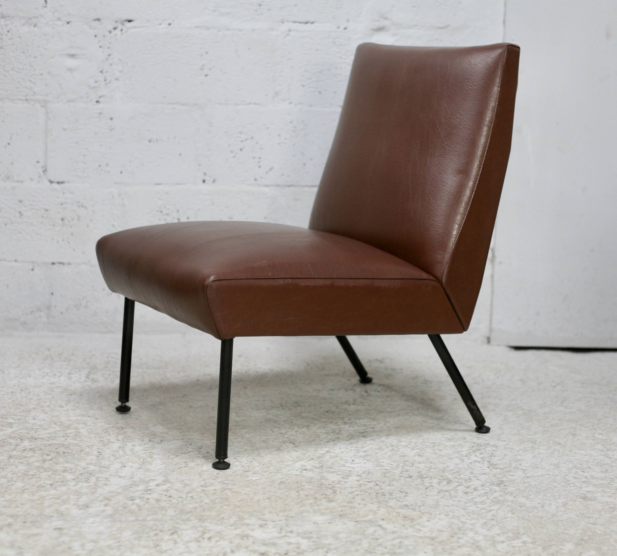 Chauffeuse, circa 1950. Simili-cuir brun.