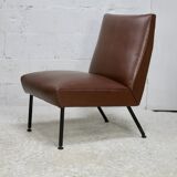 Chauffeuse, circa 1950. Simili-cuir brun.