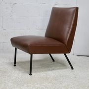 Chauffeuse, circa 1950. Simili-cuir brun.