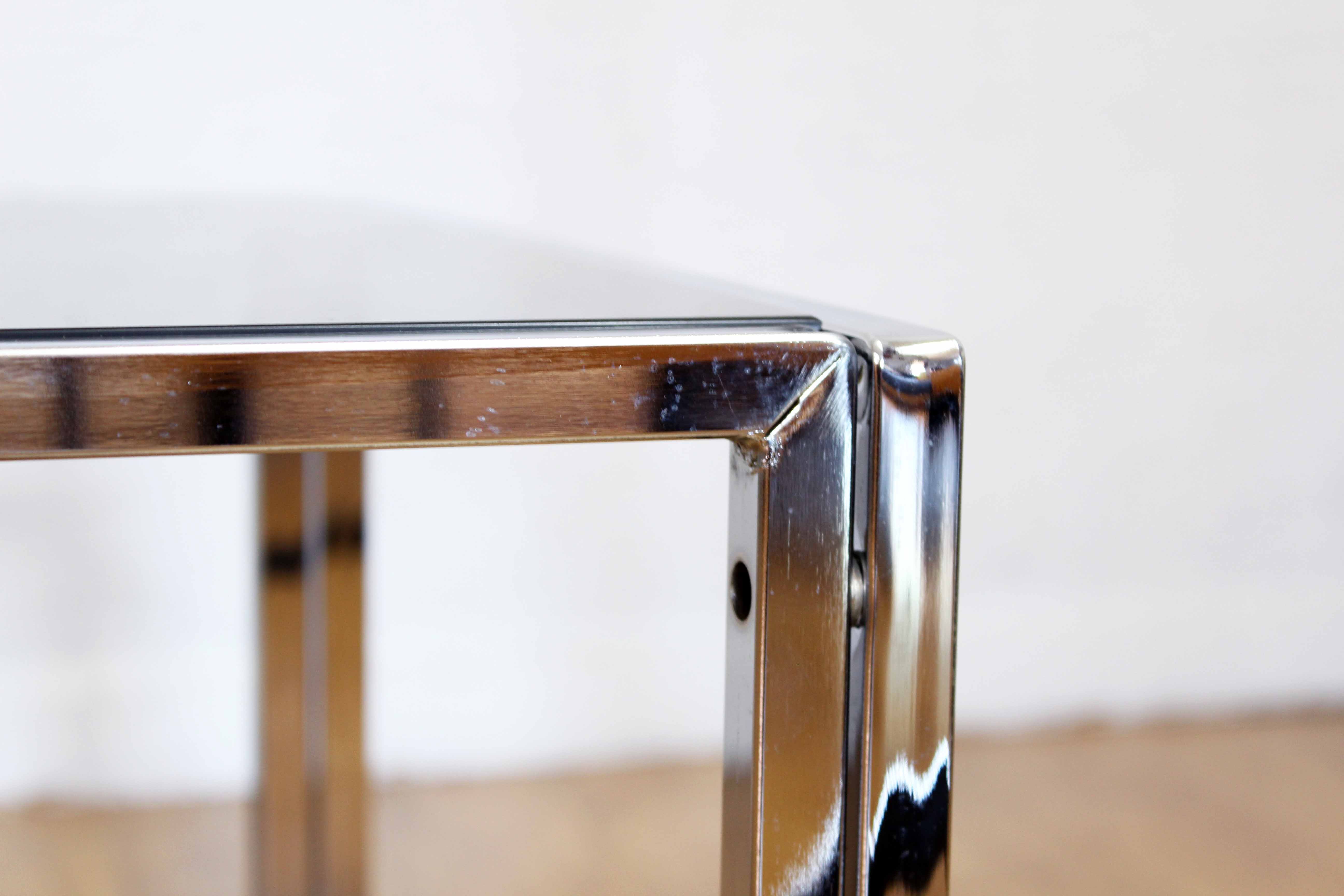 Pull-out tables in metal and glass