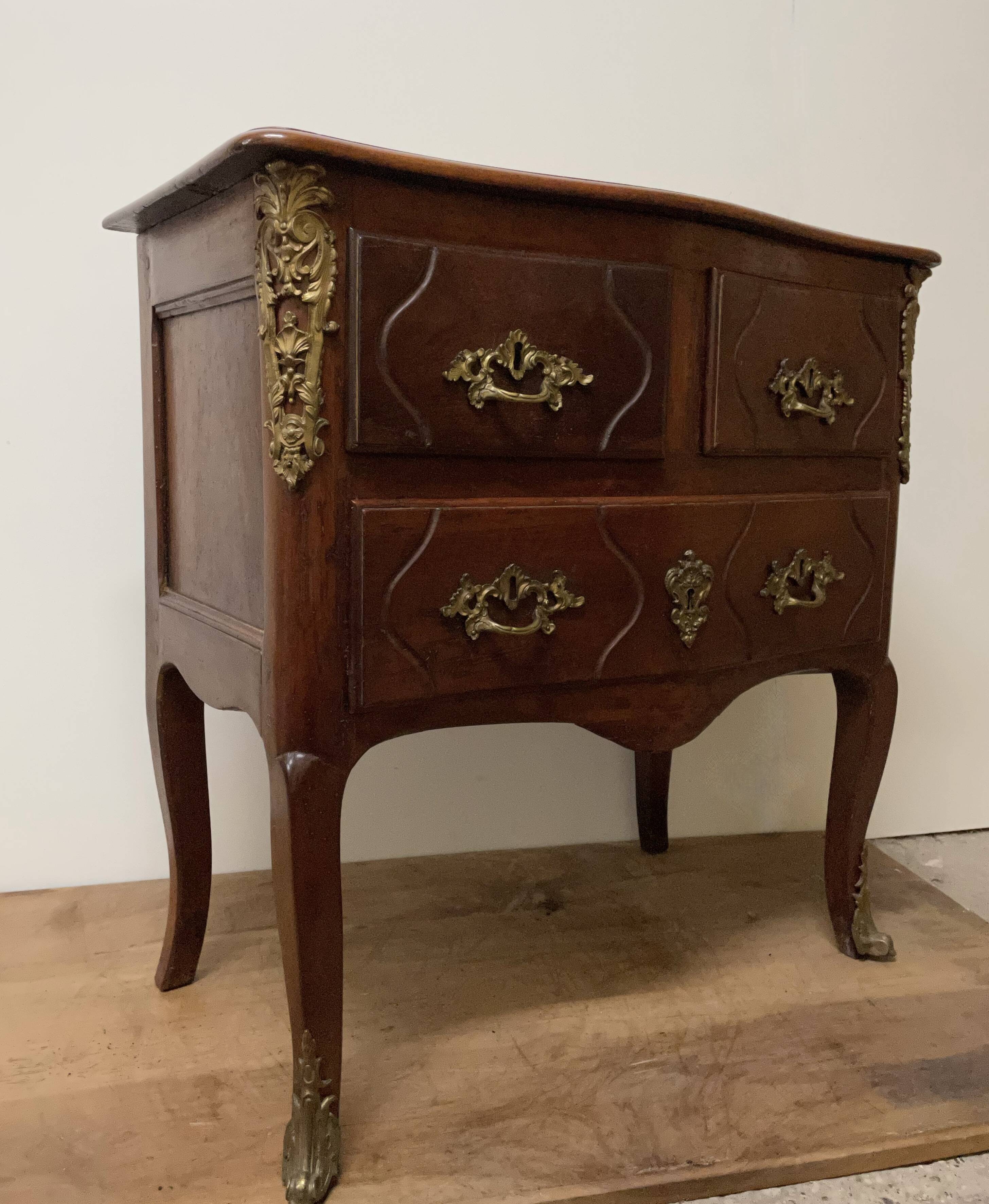 Chest of drawers with curved facade of the nineteenth century