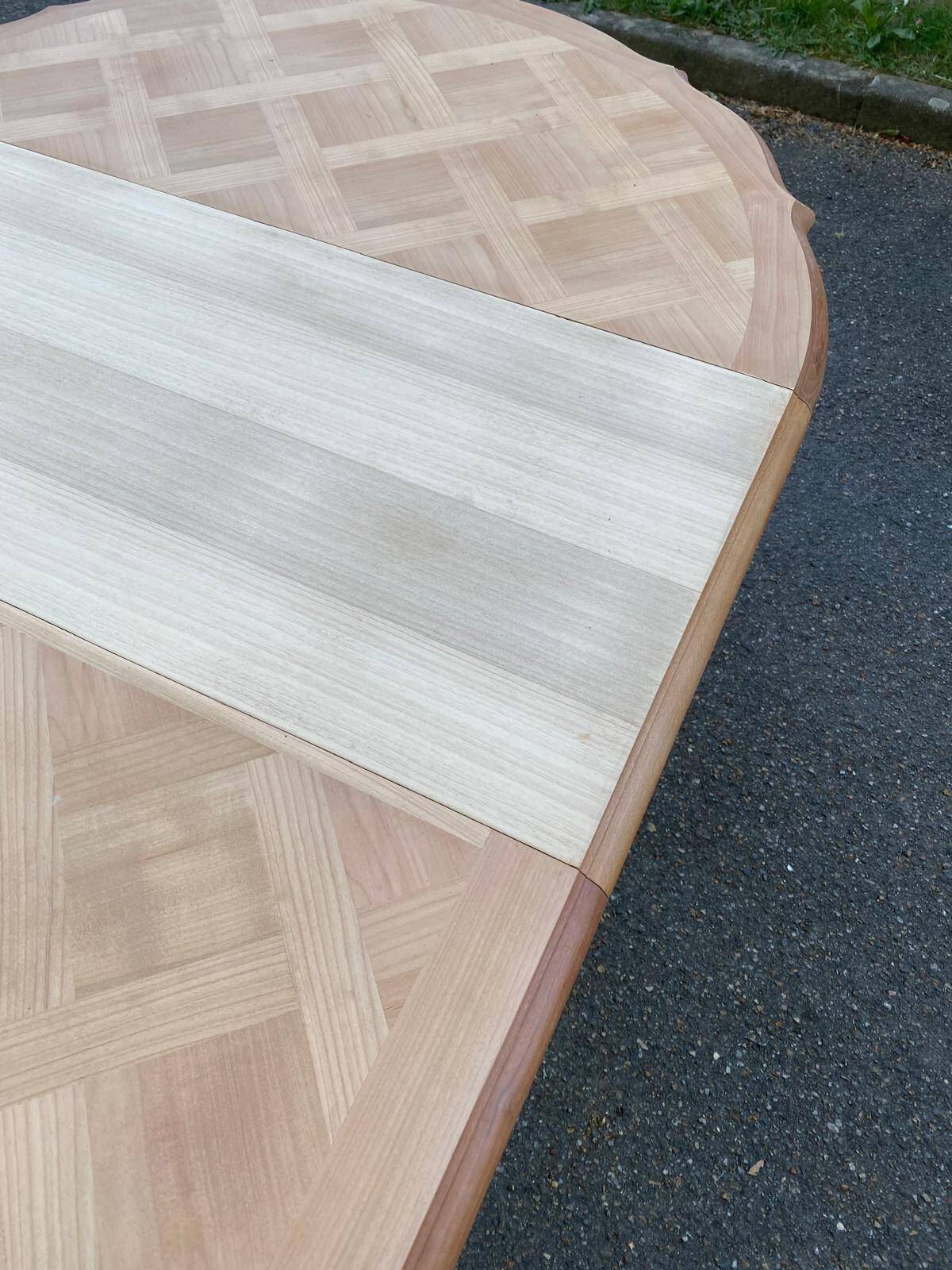 Extendable round Louis XV dining table, renovated in raw wood, 20th century, 200cm