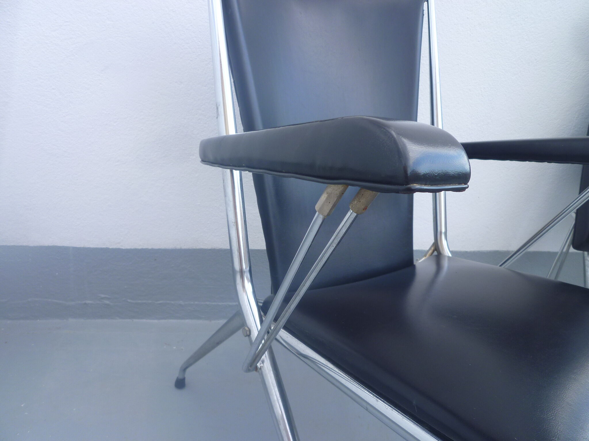 3 armchairs in black leatherette 50s