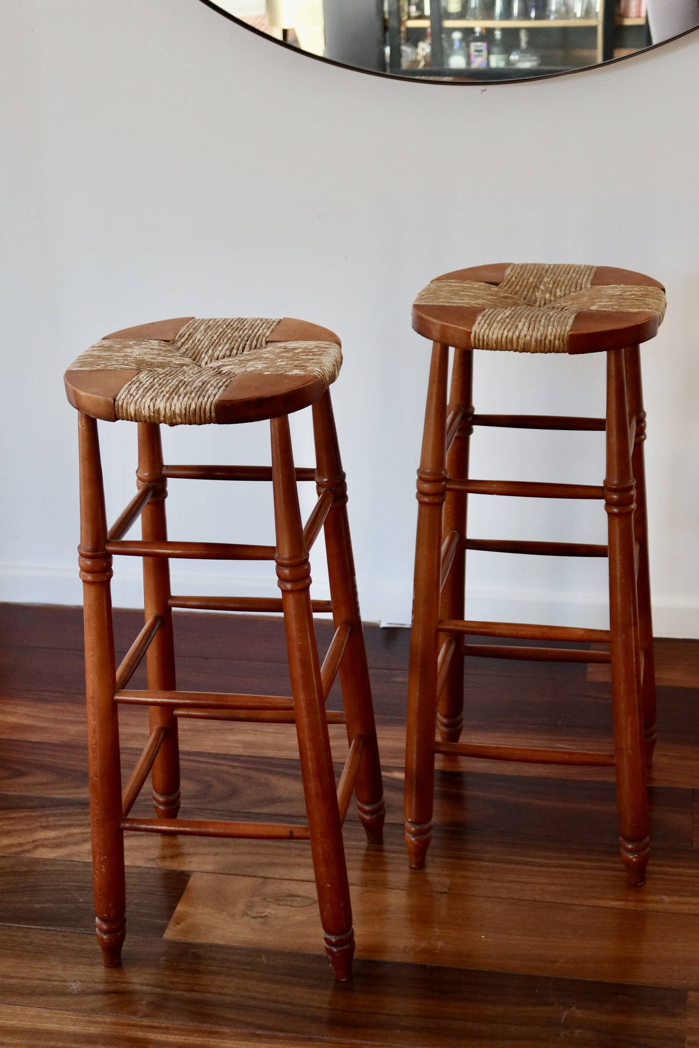 Tabouret de bar ancien en bois et assise paillée