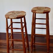 Tabouret de bar ancien en bois et assise paillée