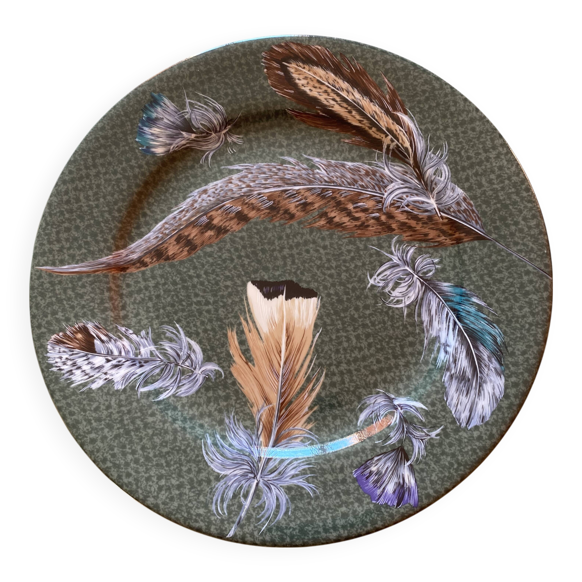 Porcelain plate with feather decoration