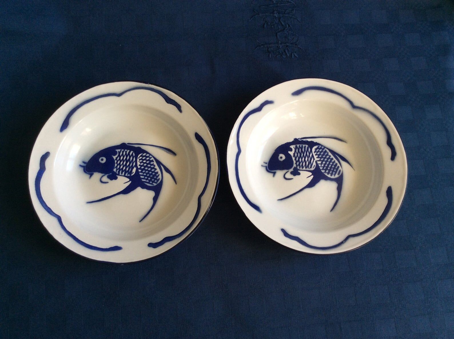 Set of 2 hollow plates enamelled white vintage basins
