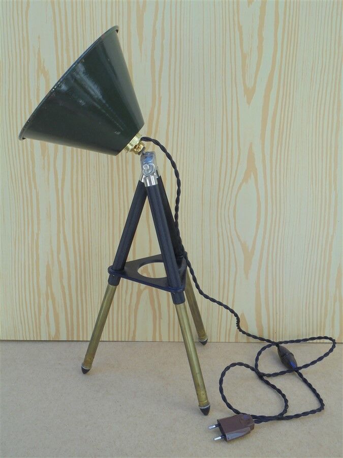 Tripod lamp with adjustable height