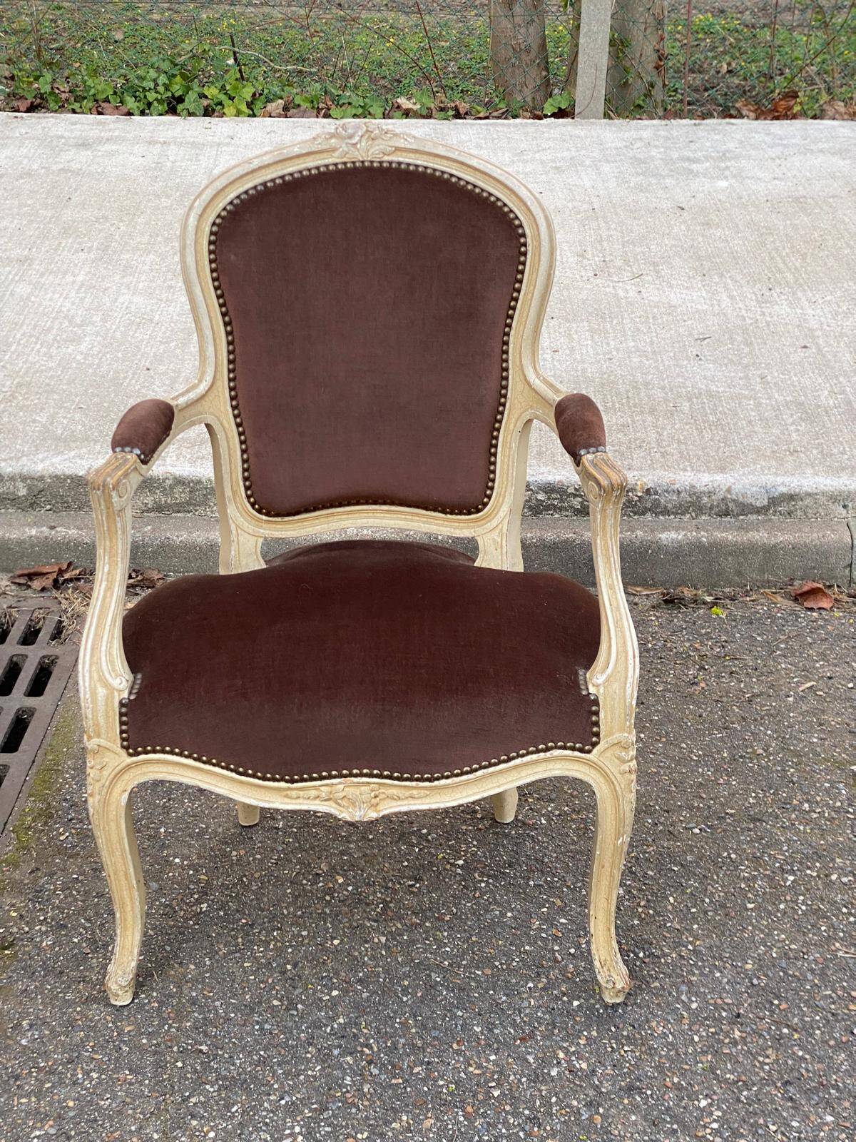 Louis XV cabriolet armchair in solid wood, beige and velvet fabric.