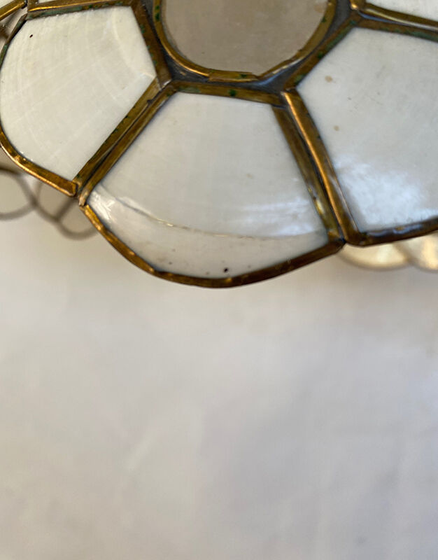 Mother-of-pearl suspensions