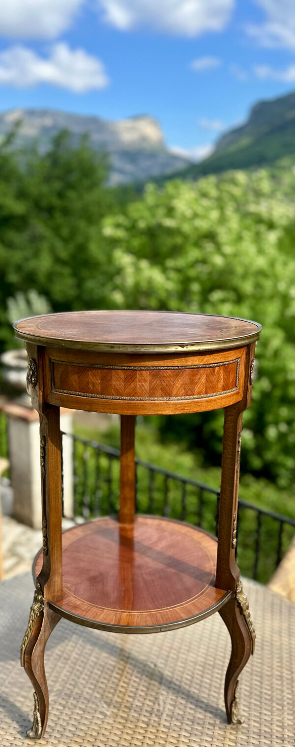 Petit Guéridon en marqueterie de bois précieux de style Louis XV