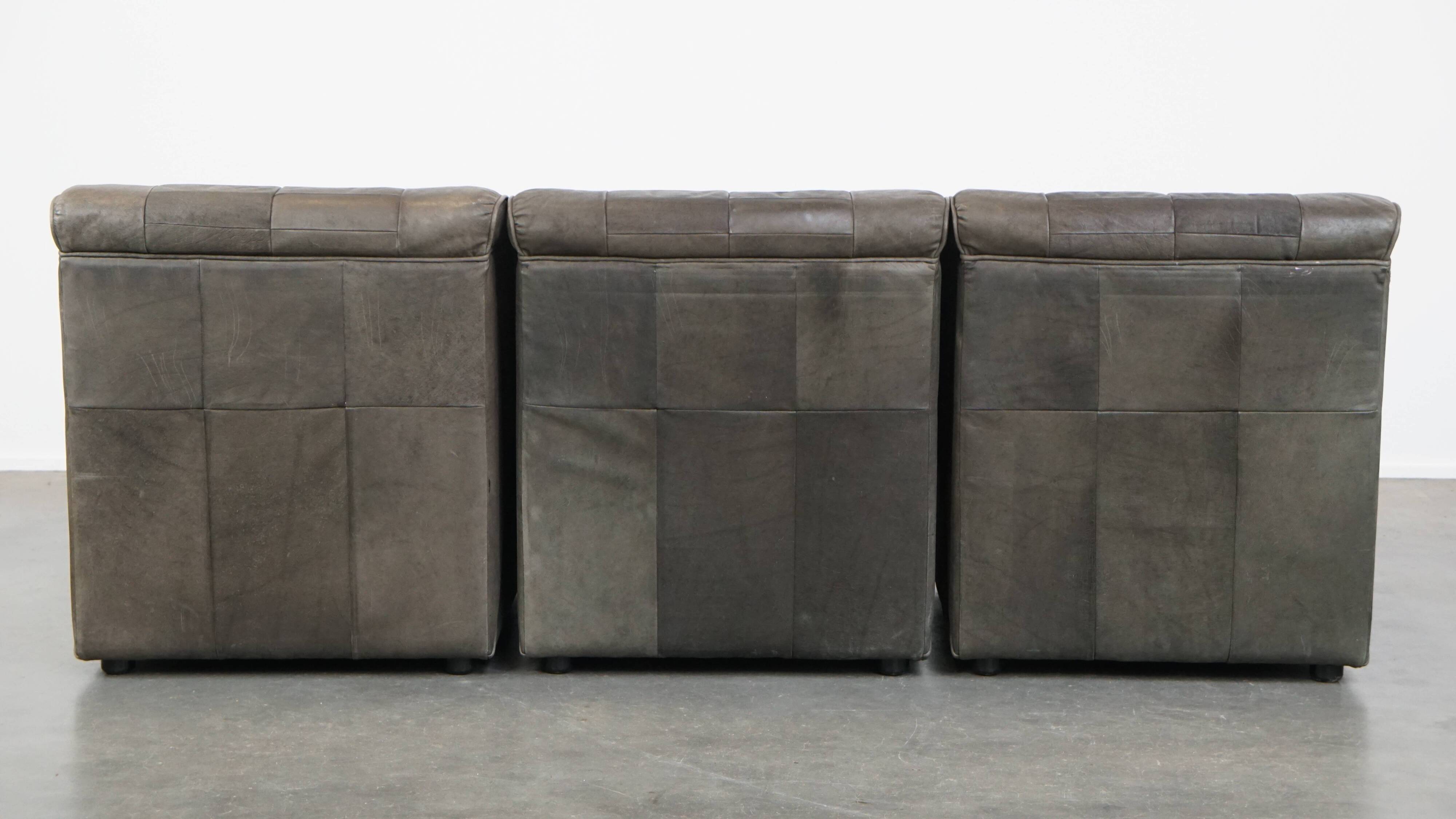 Canapé design modulable en cuir gris, 3 modules et 1 repose-pieds