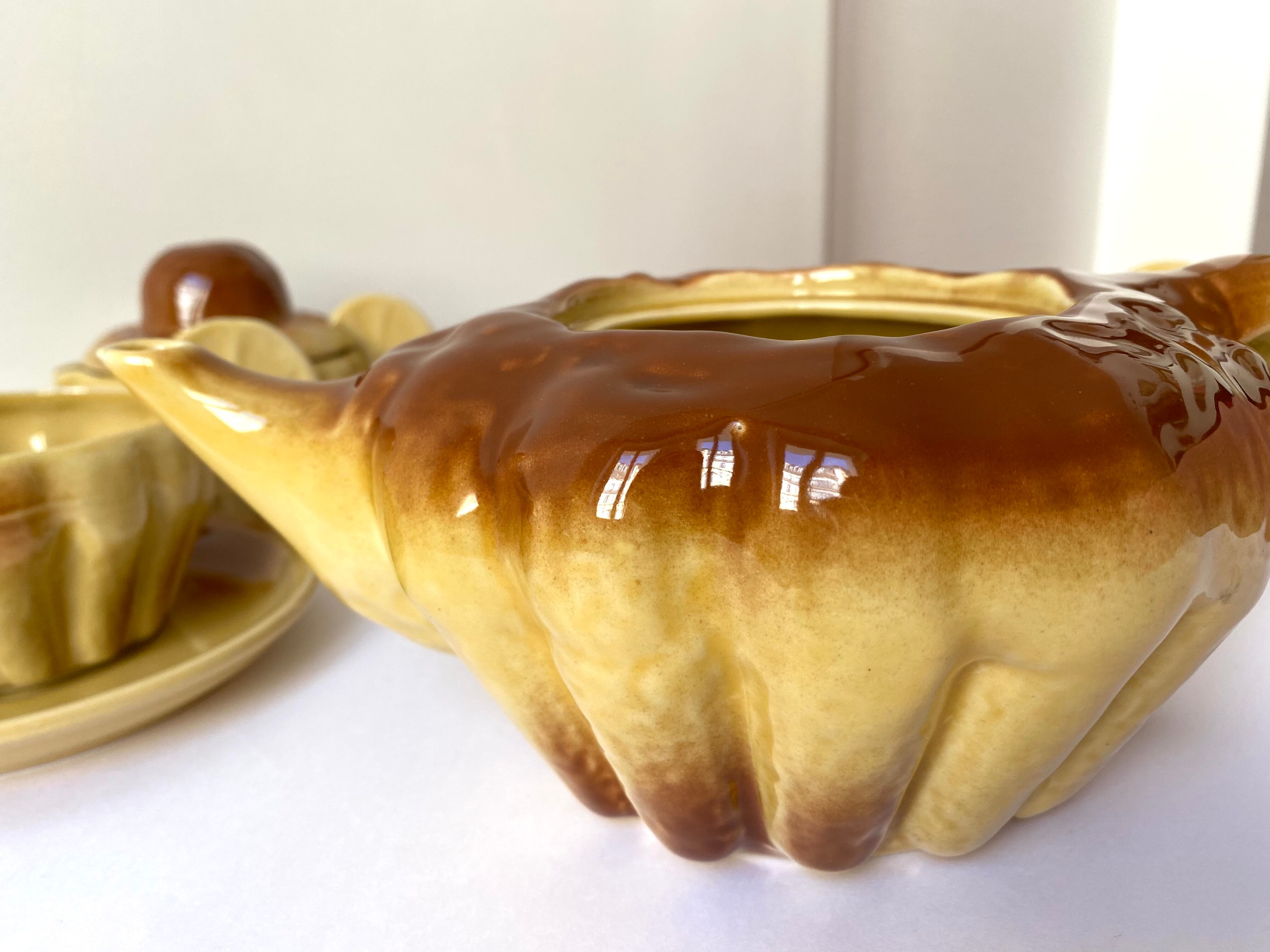 Ceramic teapot and tea cups shape lemon brioche 80s vintage