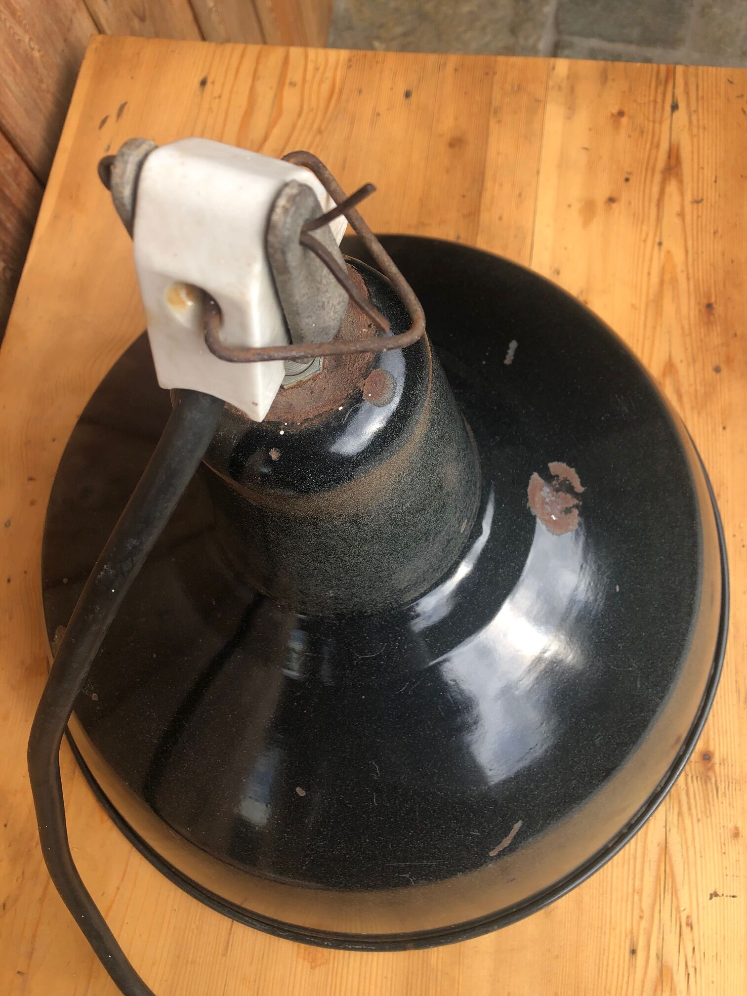 Industrial hanging in black-coloured sheet metal. 42cm diameter. In his juice.