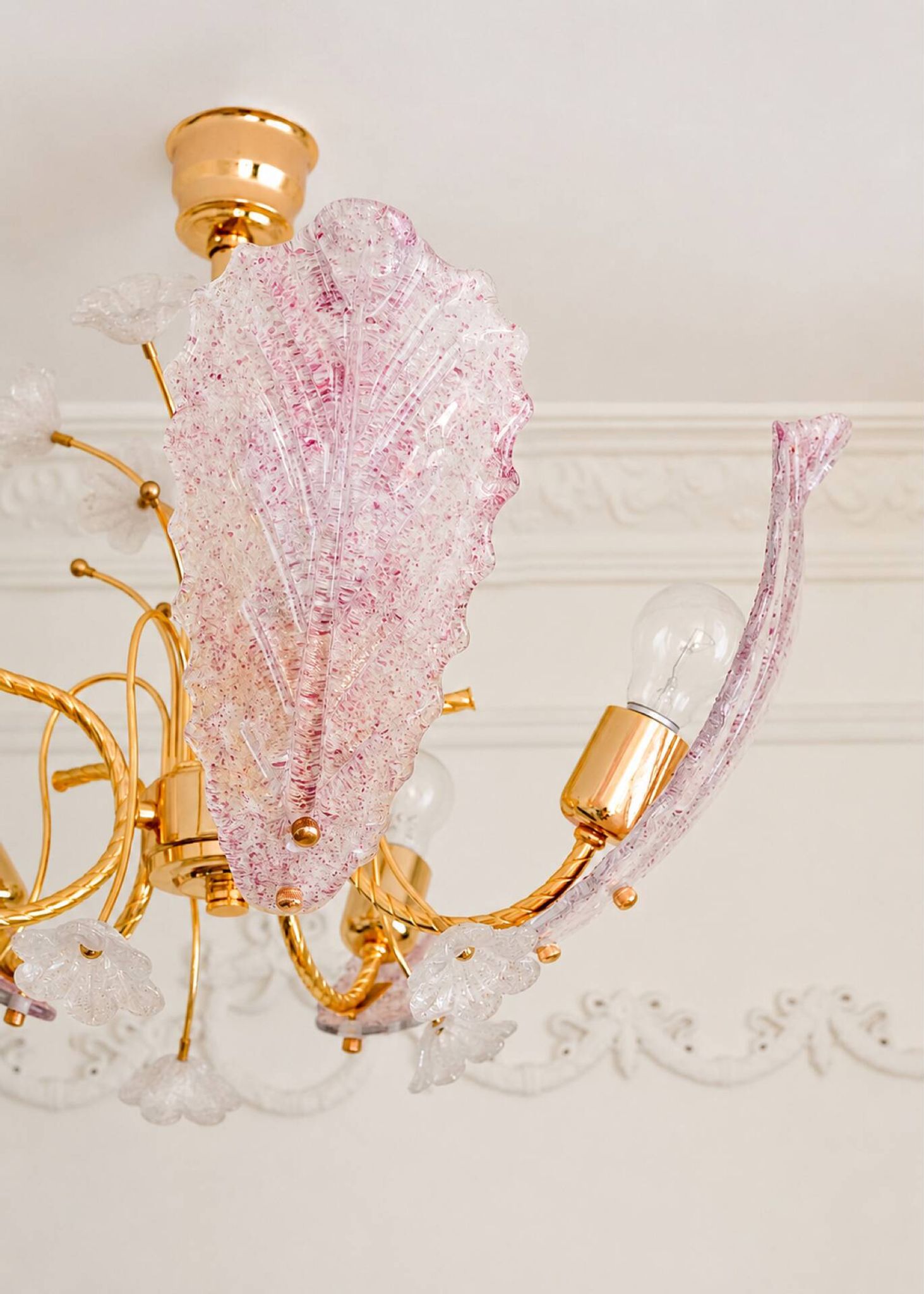 Vintage Murano glass chandelier in pink and gold metal, 1970s.