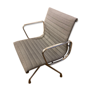 Fauteuil EA 108 par charles