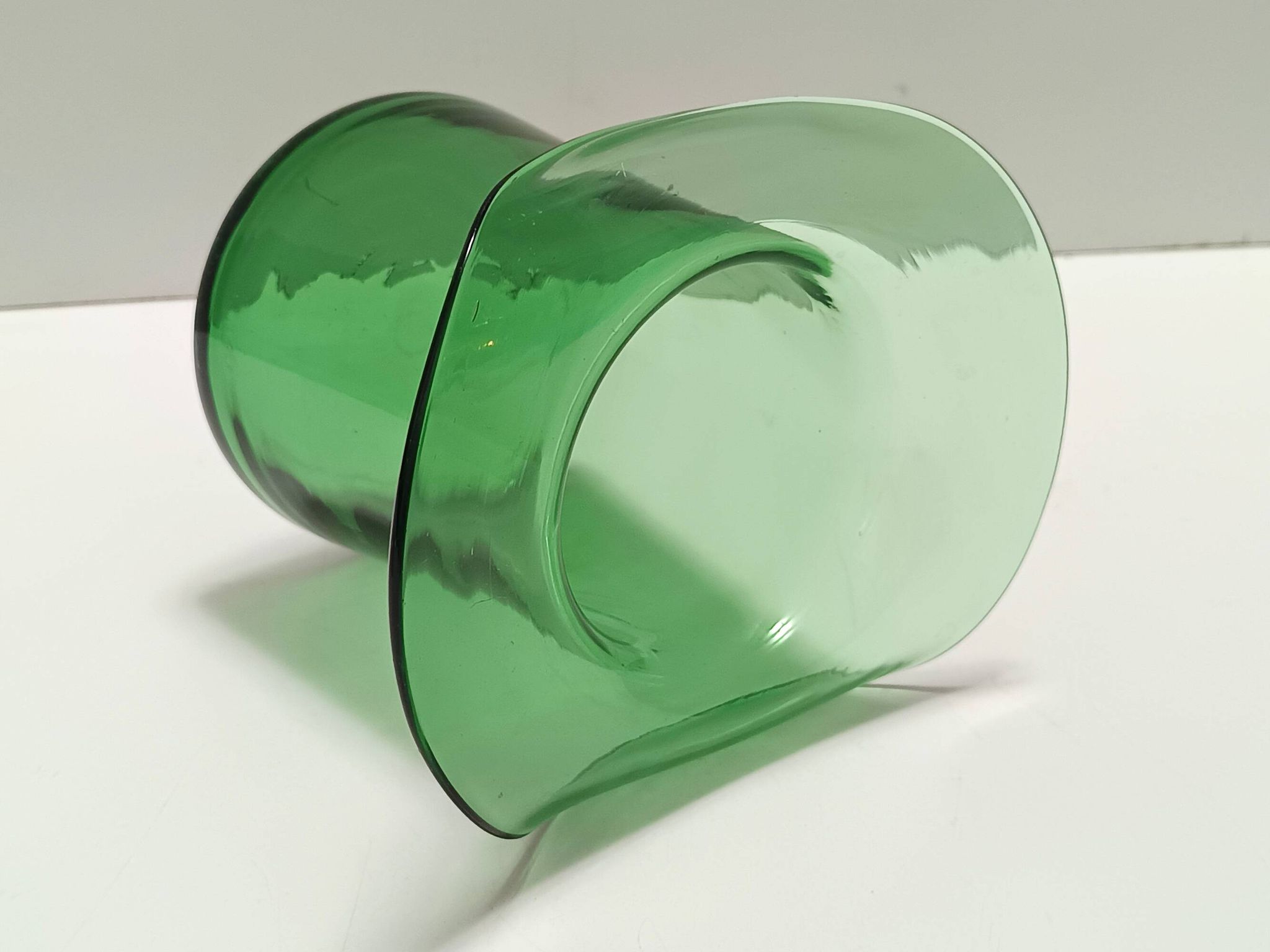 Vase cylindrique en verre soufflé à la main vert, Empoli, Italie