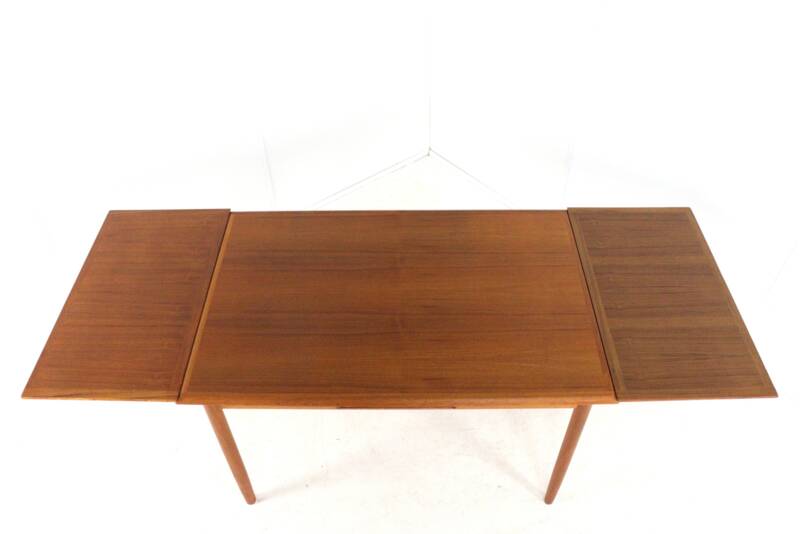 Extendable rectangular dining table "Horsbyg" - Danish design in teak