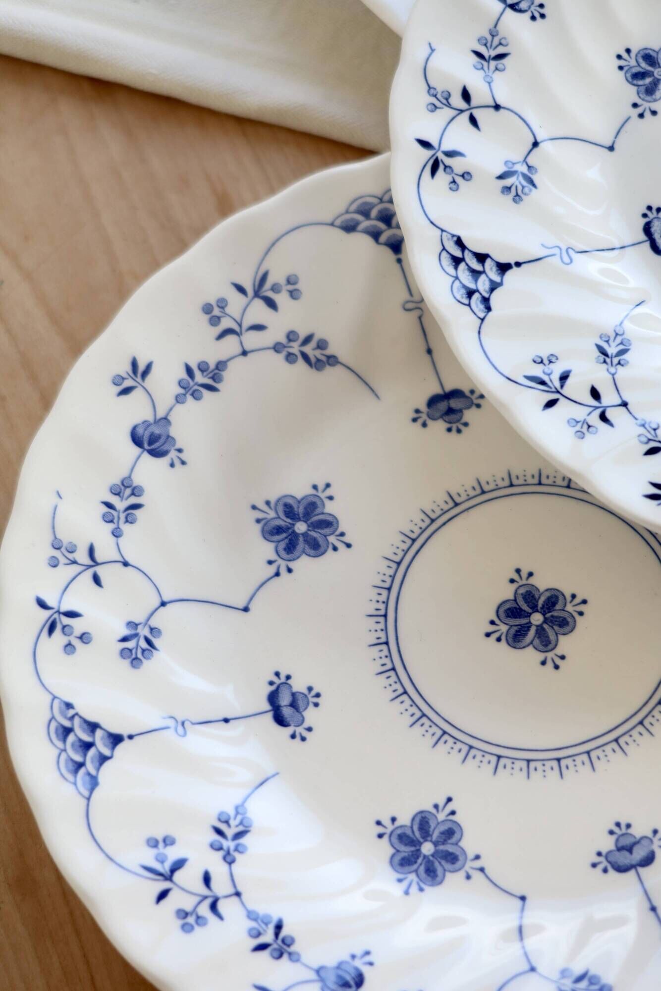 4 vintage dessert plates Churchill blue and white porcelain