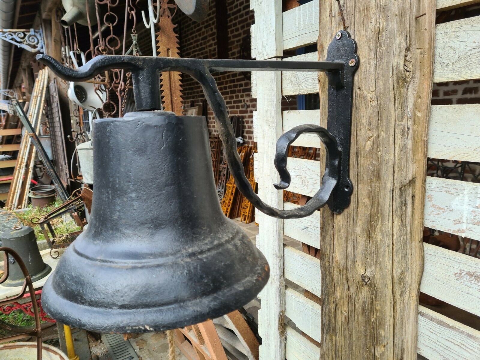 Cast-glass wall school bell