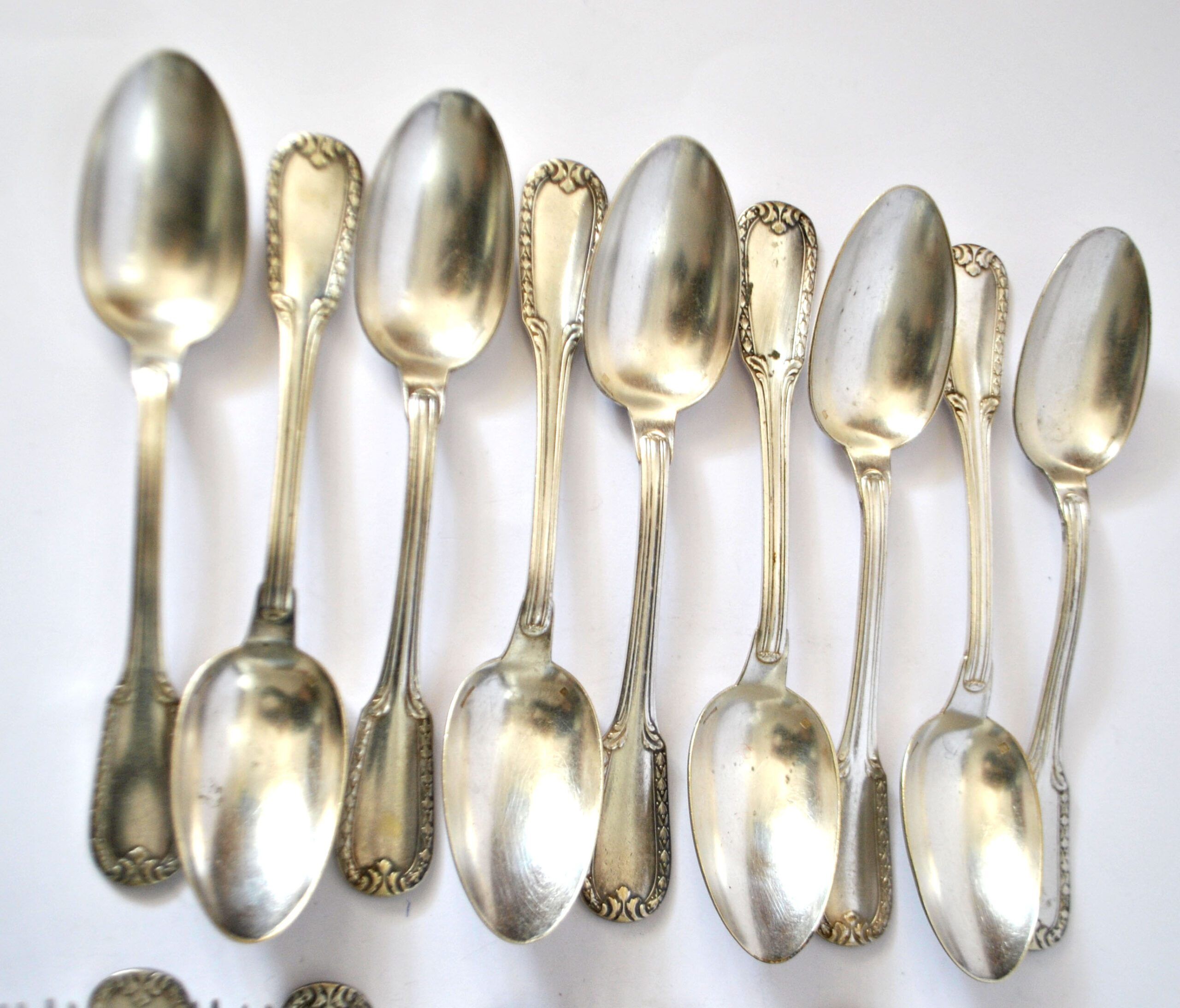 Set of 21 classic silver-plated metal table cutlery from 1900 by silversmith Boulenger, 21cm.