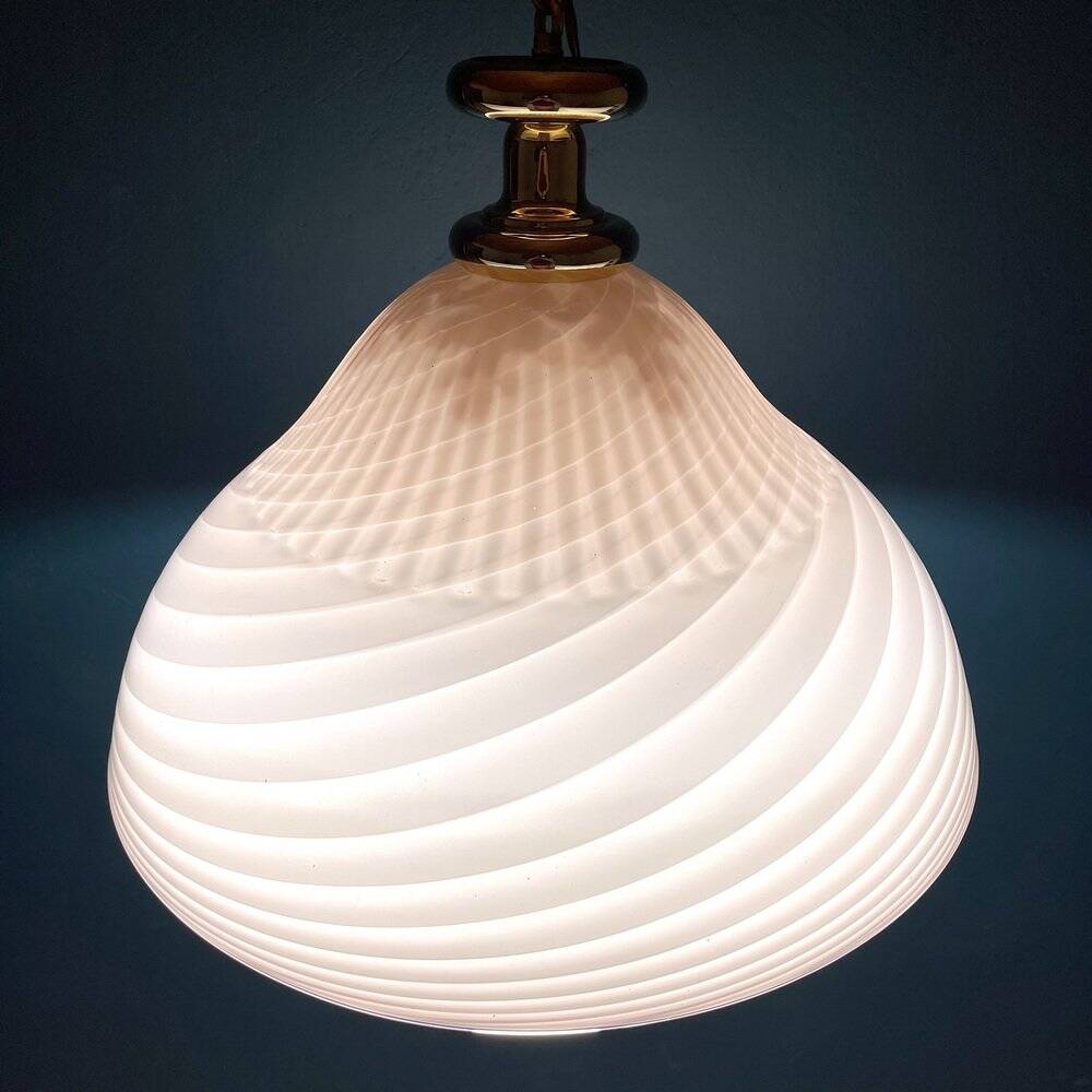 Large swirling Italian pendant lamp in pink Murano glass, 1970s.