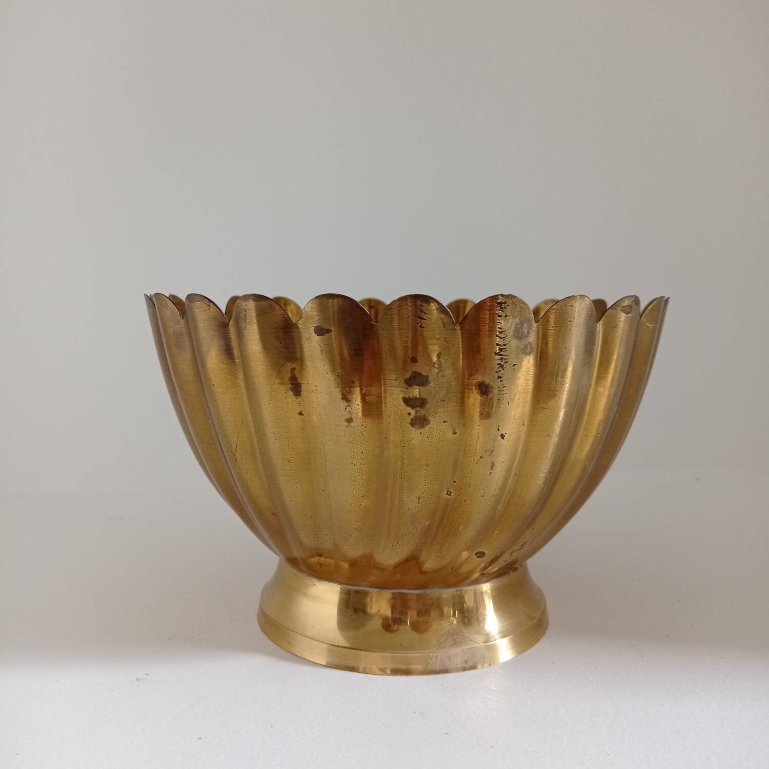 Scalloped cup in gilded brass