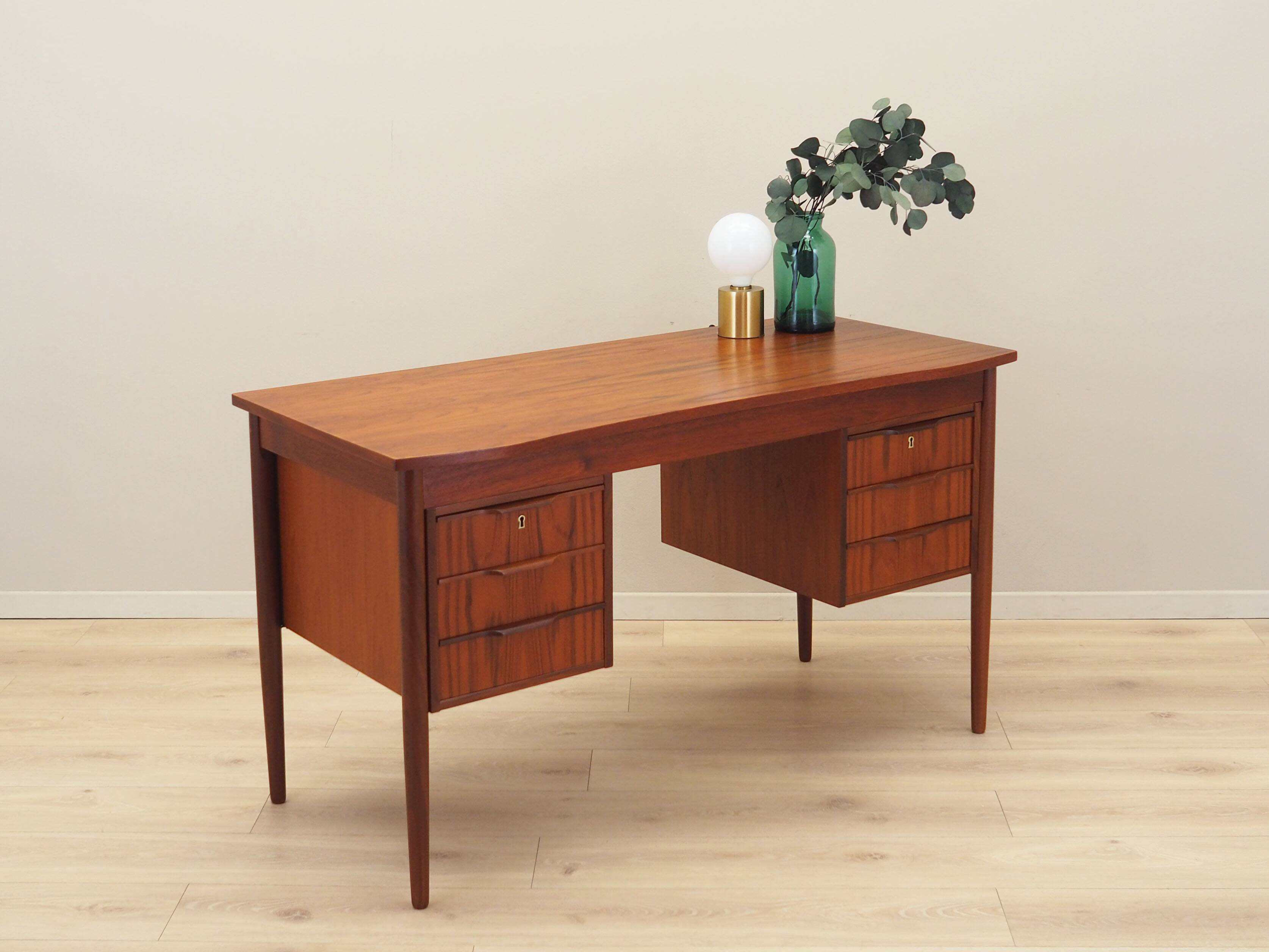 Bureau en teck, design danois, années 60, production : Danemark